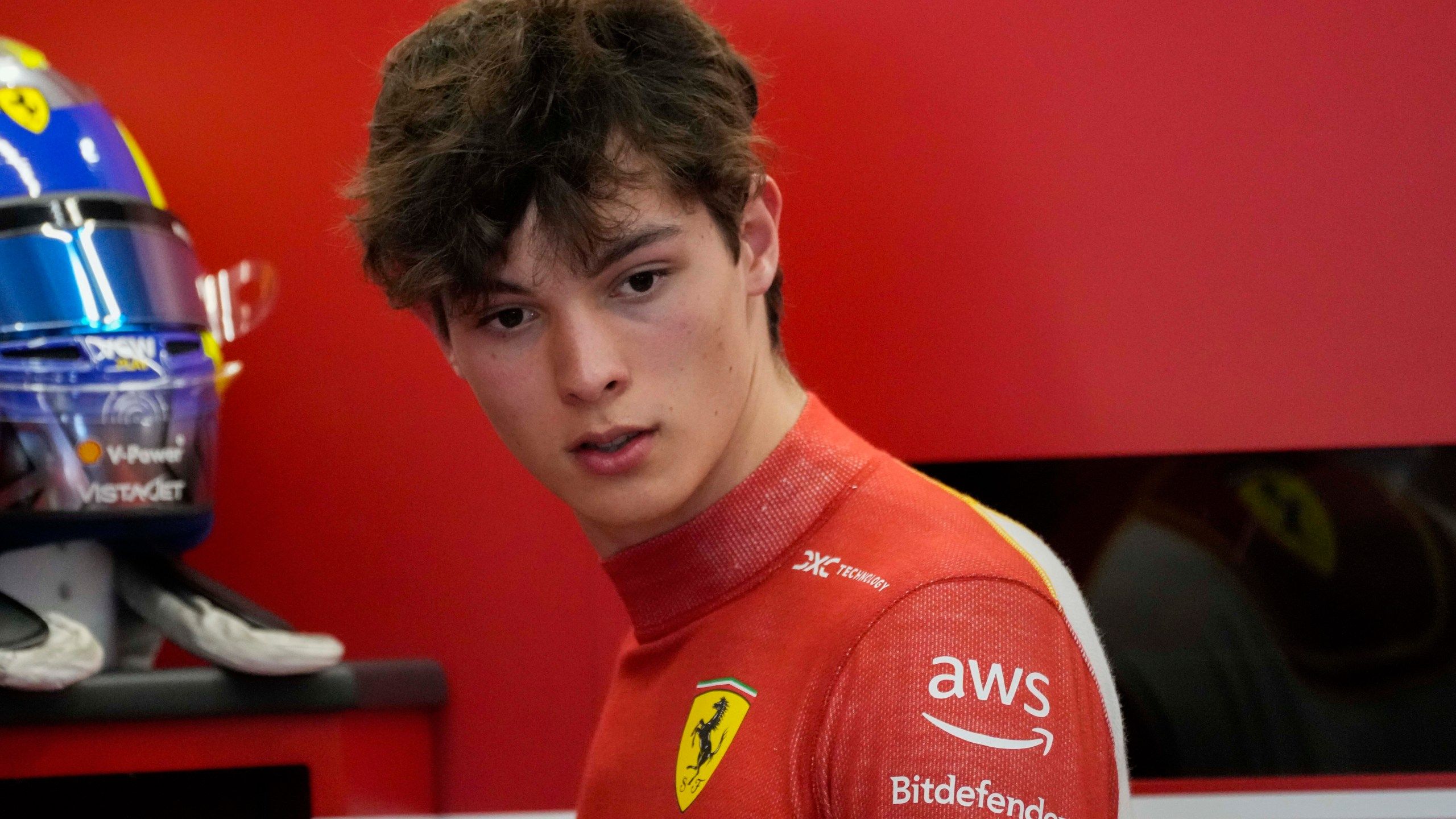2560x1440 Ferrari's Carlos Sainz Jr. out of Saudi GP with appendicitis. Oliver Bearman steps up at age 18