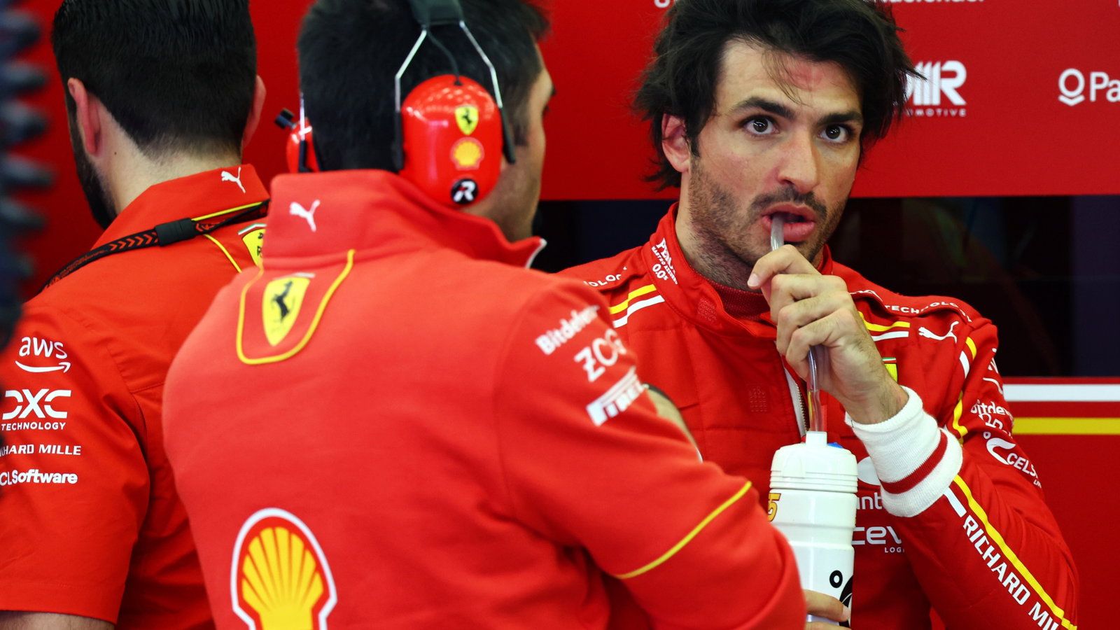 1600x900 Carlos Sainz discusses next move as his father is spotted chatting to Red Bull