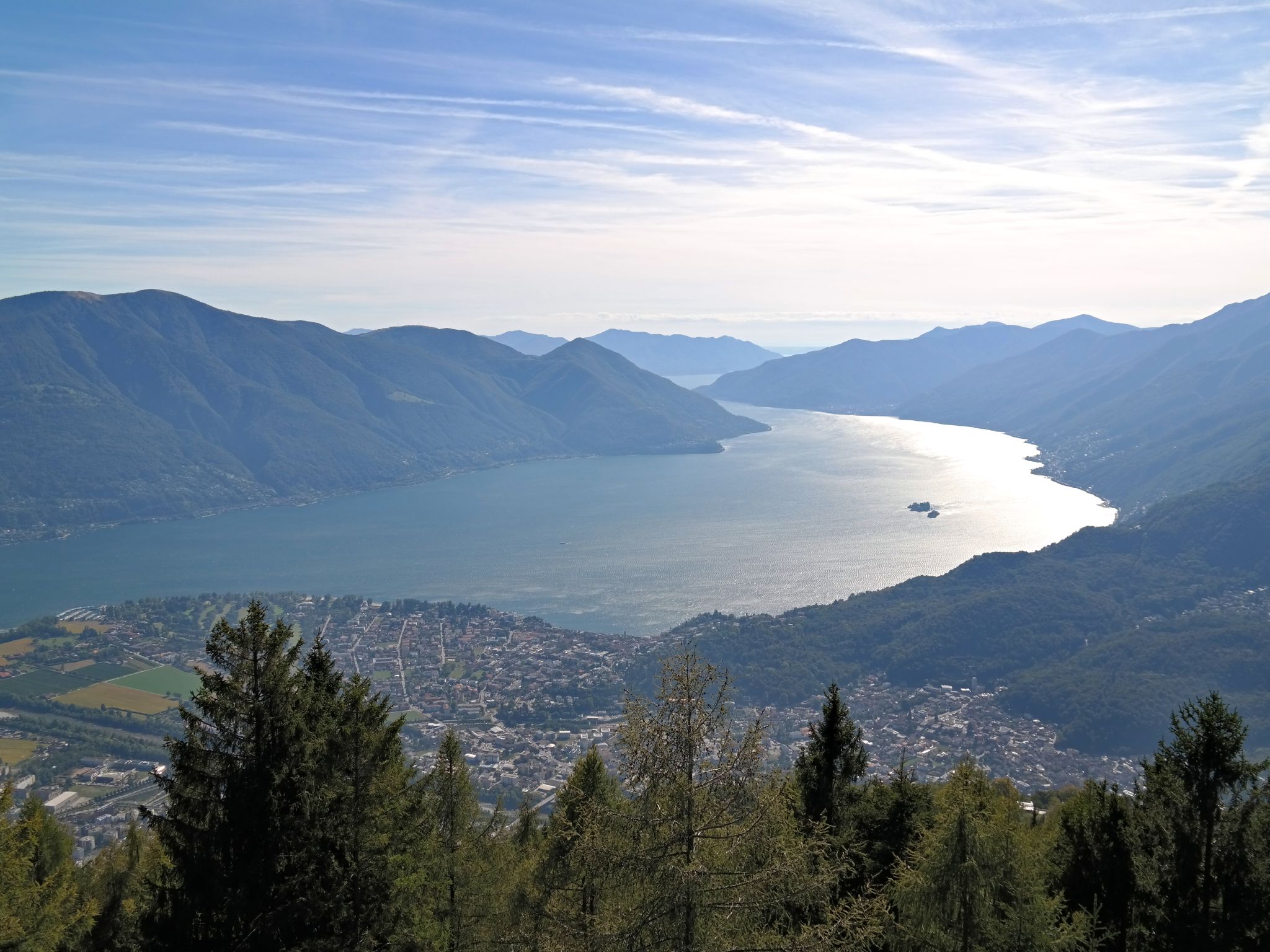 2048x1536 Lake Maggiore, Italy Traveled Fella