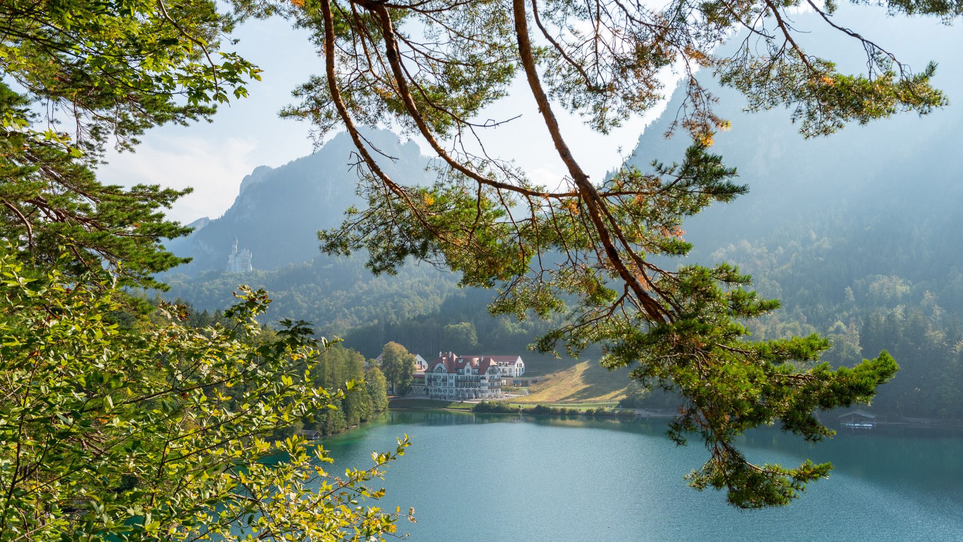 1920x1080 Alpsee mit Museum der bayerischen Könige / Füssen