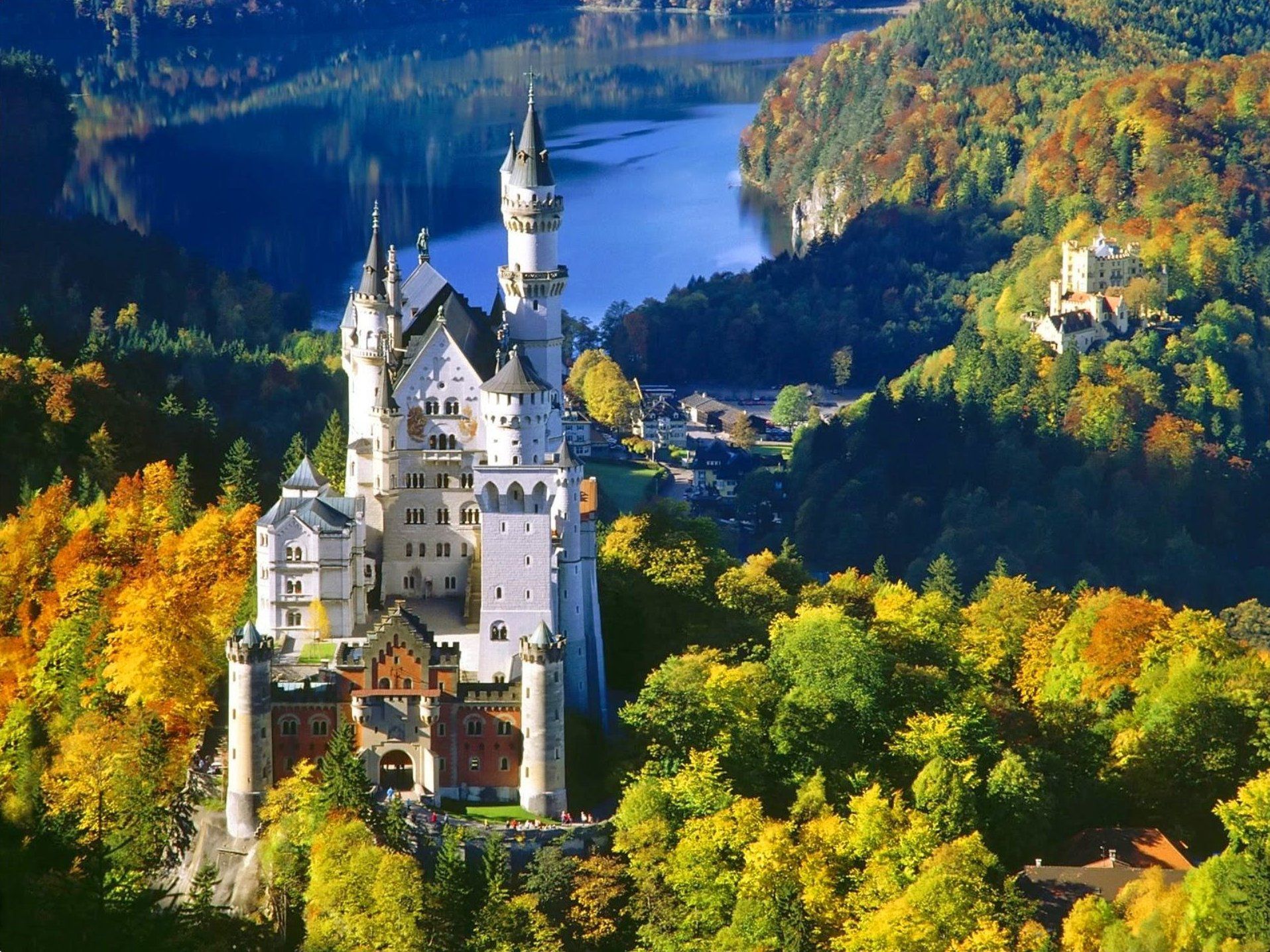 1915x1436 Neuschwanstein Castle: Stunning HD Wallpaper Of A Man Made Fairy Tale Fortressx1436