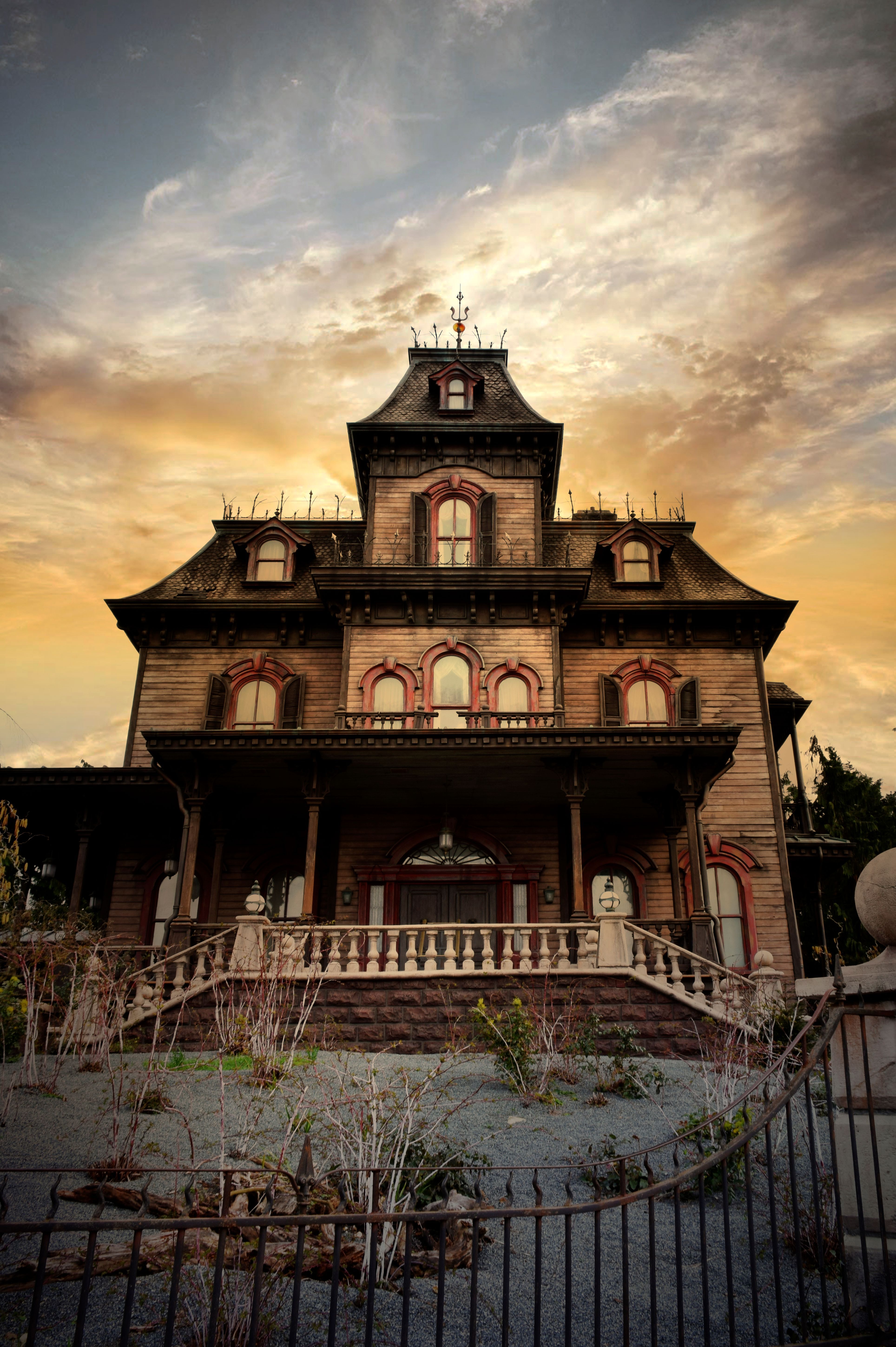 3856x5796 Phantom Manor 1992 · Free