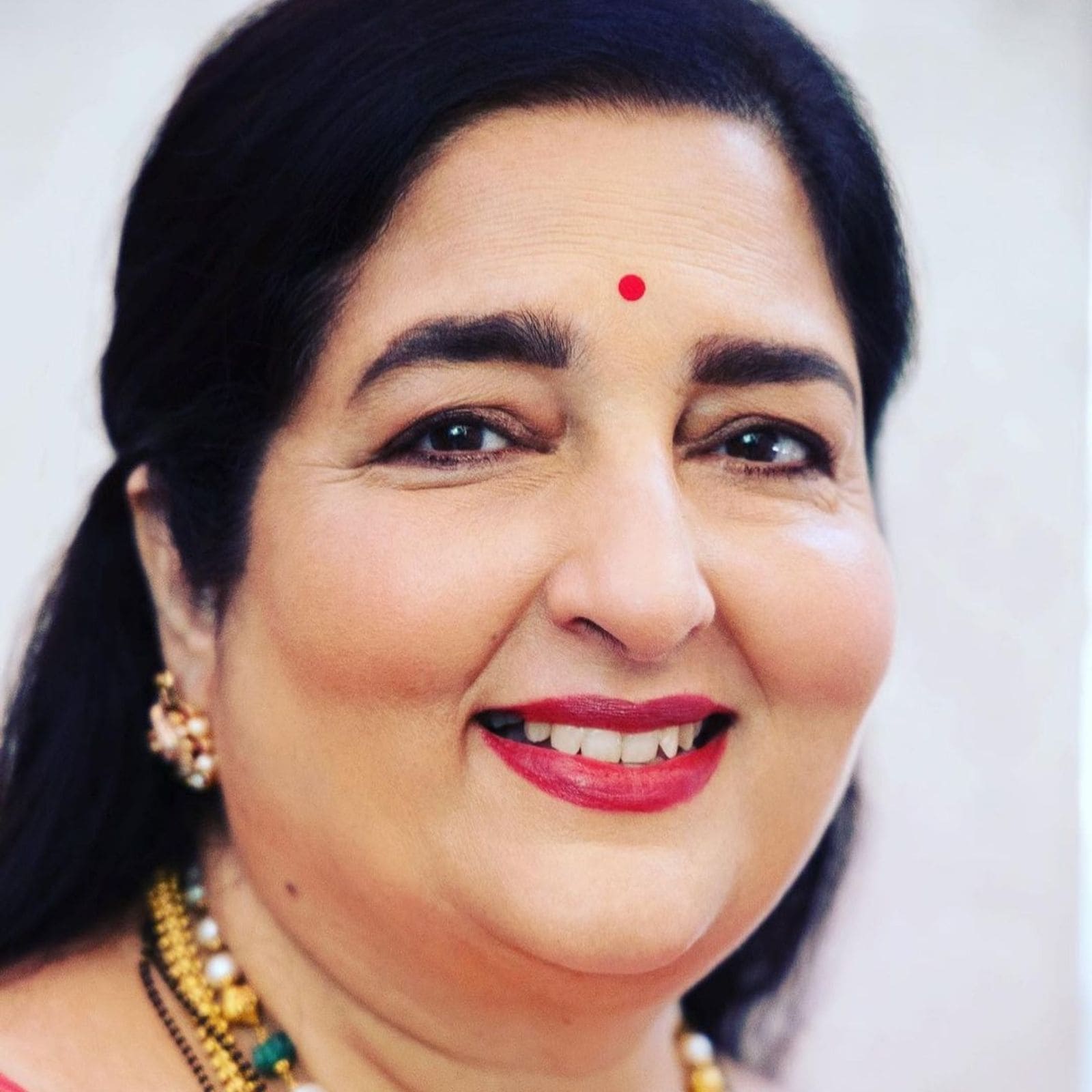 1600x1600 Anuradha Paudwal Wallpaper