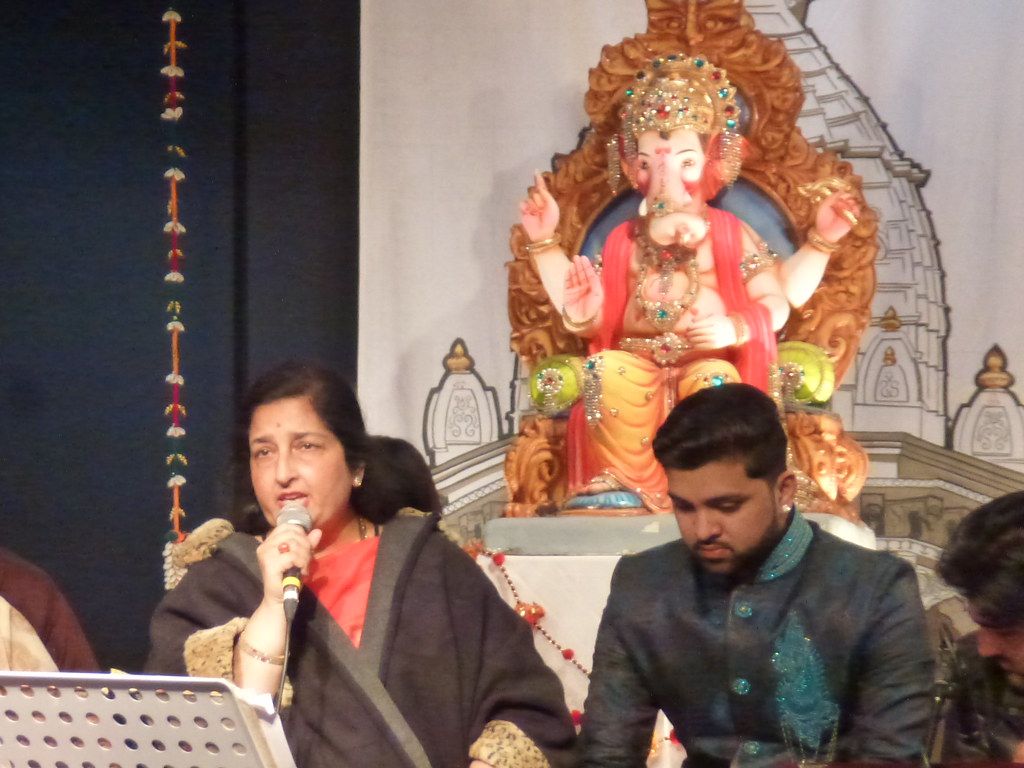 1024x768 Anuradha Paudwal sings Bhajans in Leicester 2016 009
