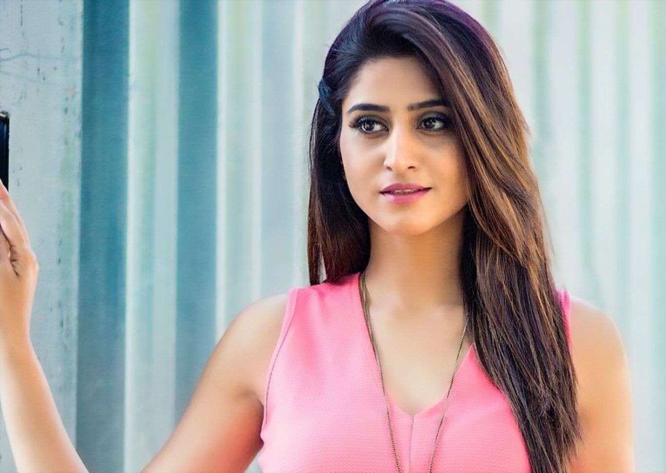 1366x970 Varshini Sounderajan Wallpaper