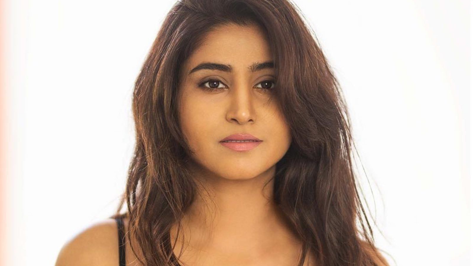 1600x900 Anchor Varshini : జాకెట్ లేకుండా చీర కట్టిన వర్షిణి. వైరల్ అవుతోన్న పిక్స్. Telugu anchor varshini sounderajan latest instagram pics goes viral