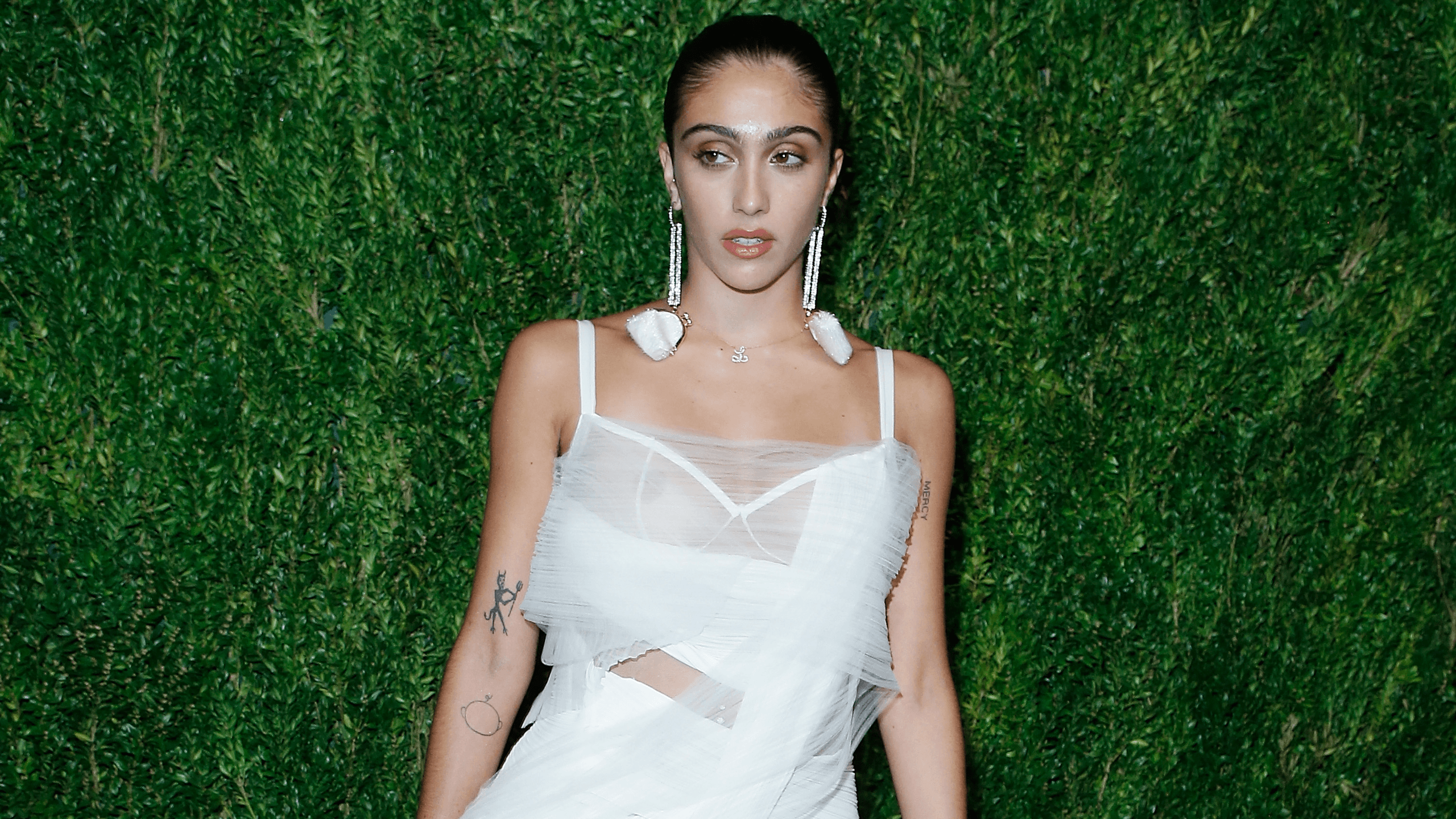 2560x1440 Lourdes Leon Showed Off Leg And Armpit Hair At The 2018 CFDA Vogue Fashion Fund Anniversary Event