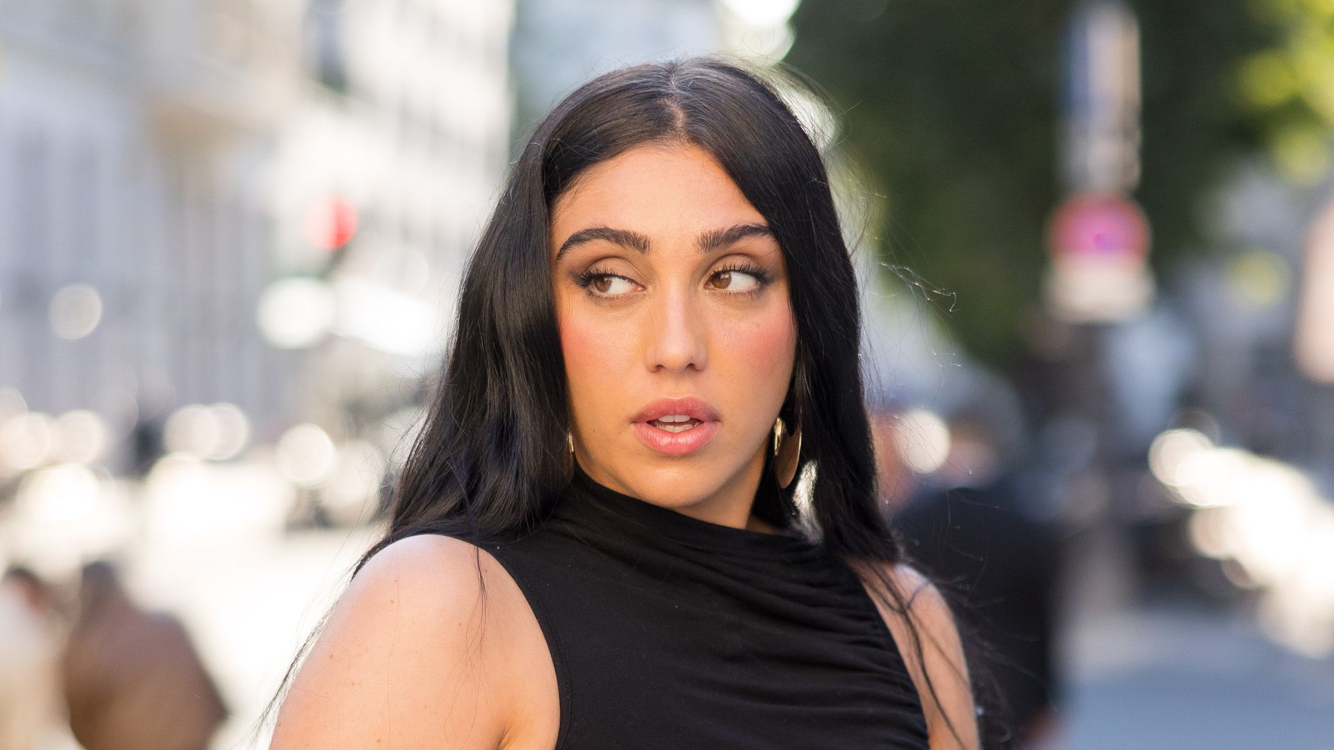 1920x1080 Lourdes Leon plays guitar and sings in studio while teasing new music