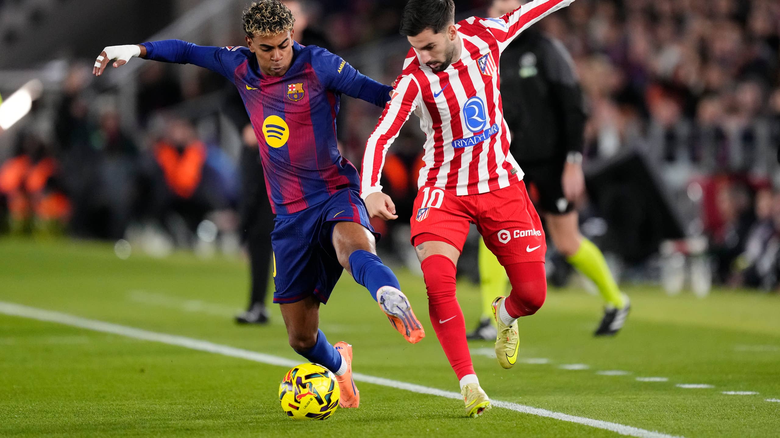 2560x1440 Fans Erupt After VAR Awards Goal to Atletico Madrid in Match Against Barcelona