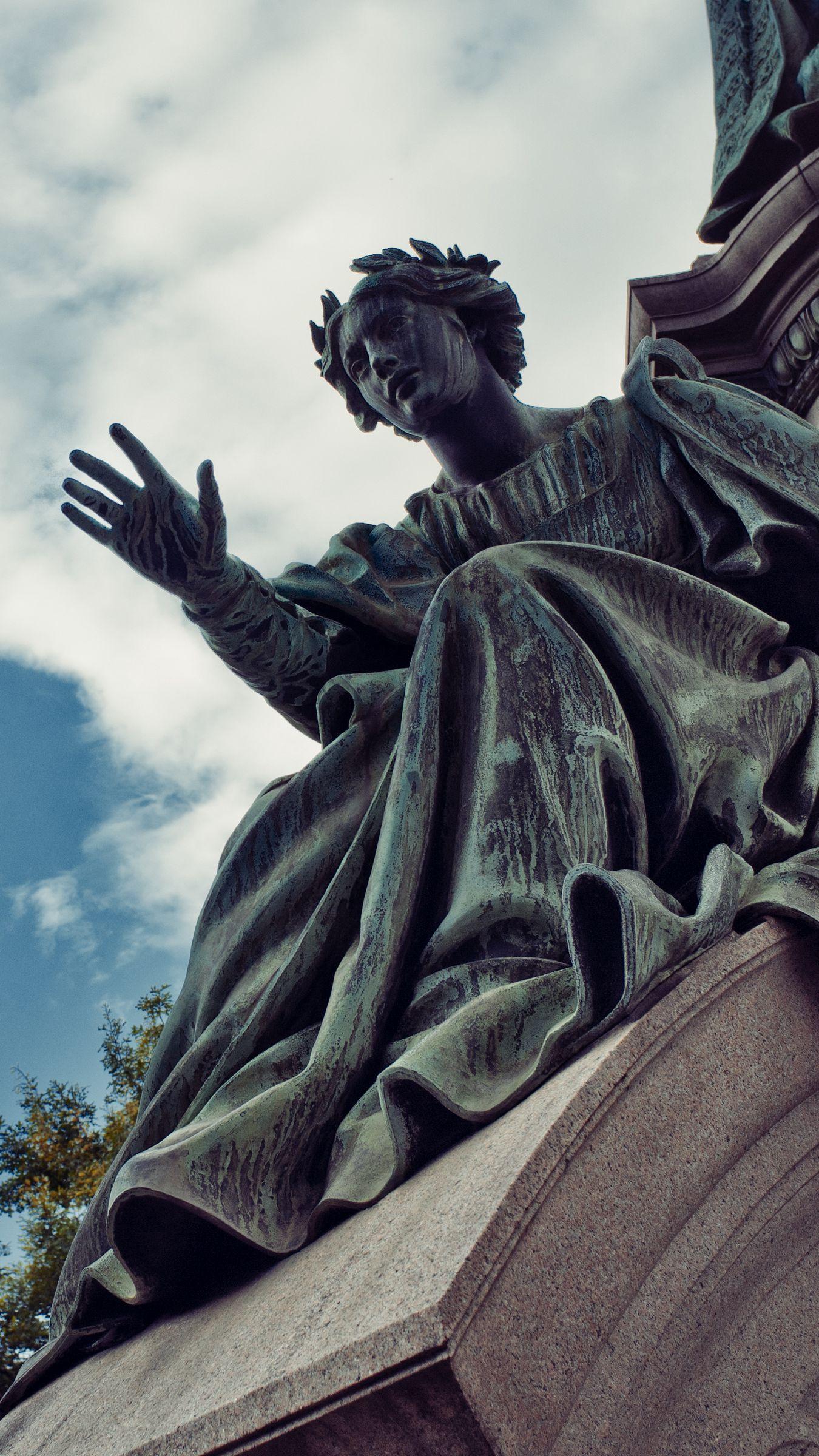 1350x2400 Download wallpaper 1350x2400 sculpture, statue, monument, scotland