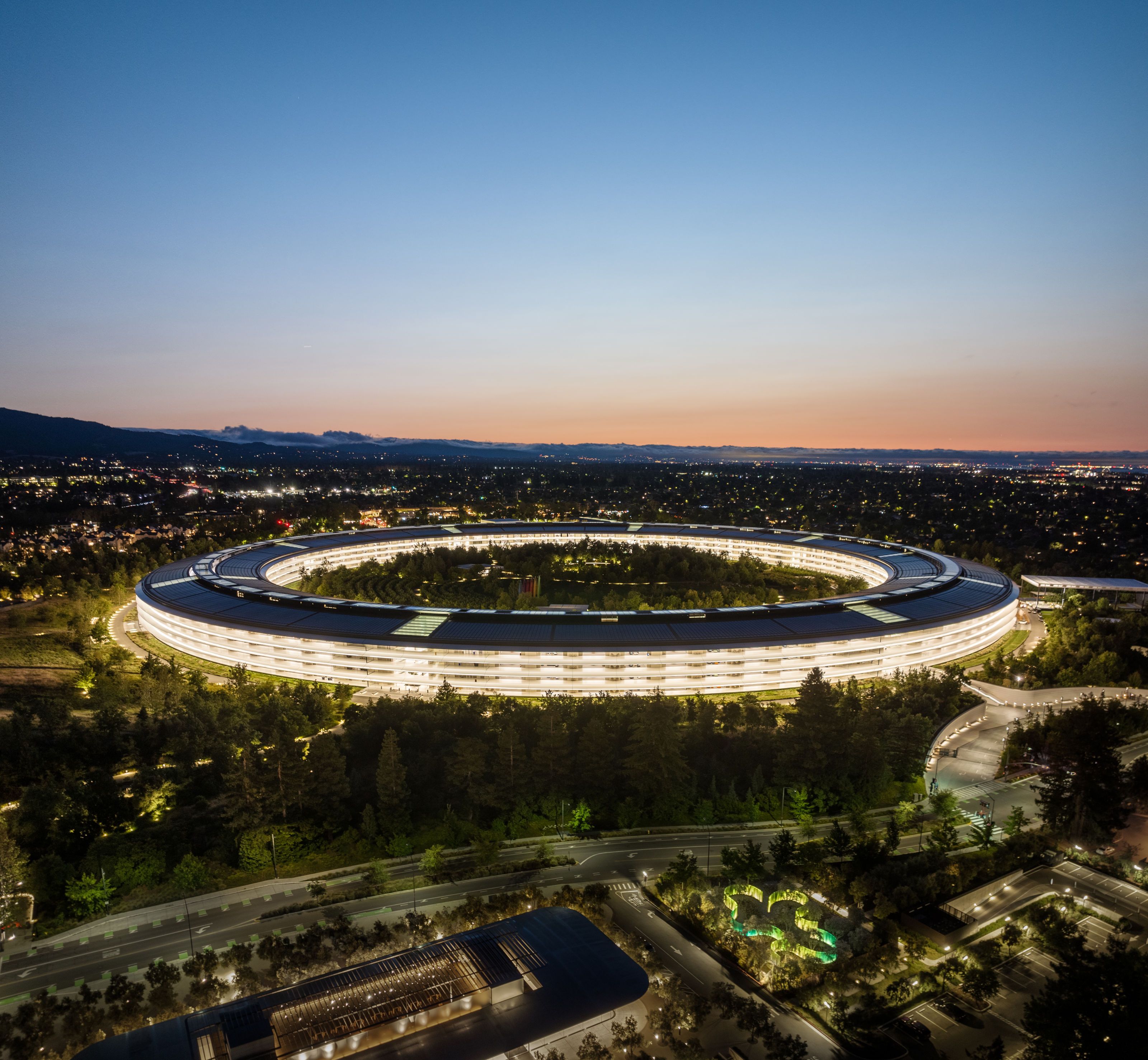 3200x2953 Mirage sculpture at Apple Park creates verdant wonderland. Wallpaper*