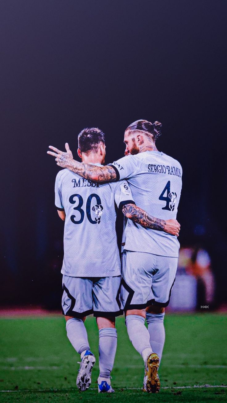 736x1308 Messi and Ramos