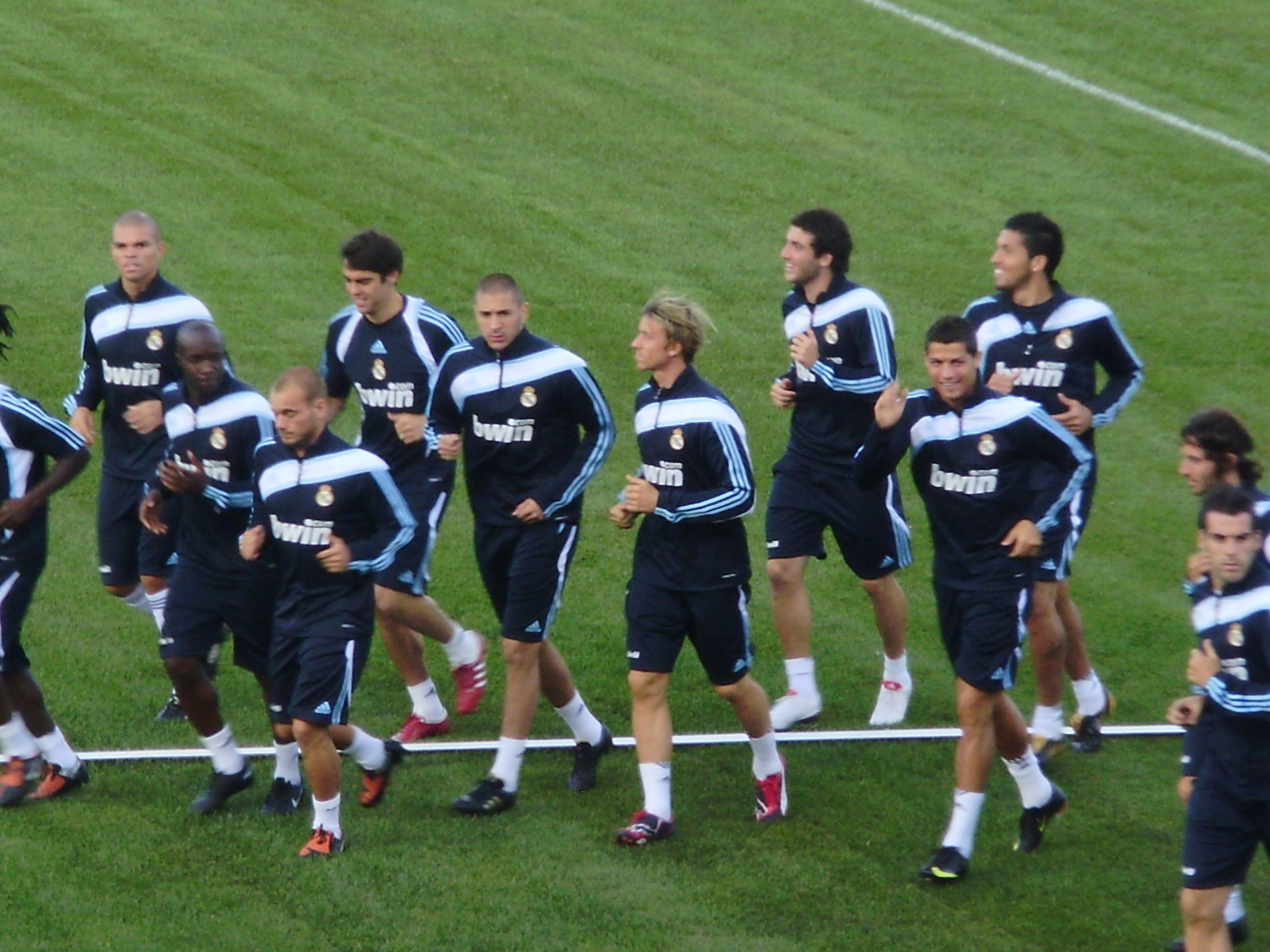 3264x2448 Real Madrid players worm up before
