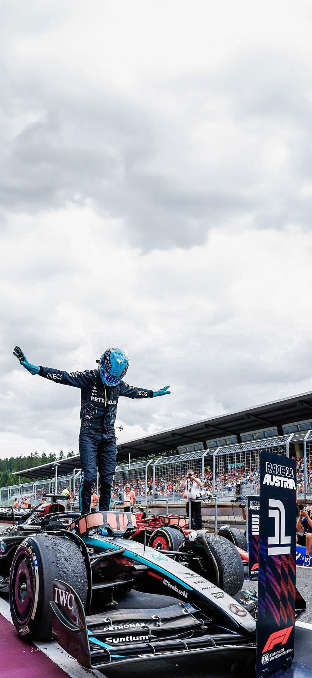 997x2160 George Russell POSE Grand Prix 2024