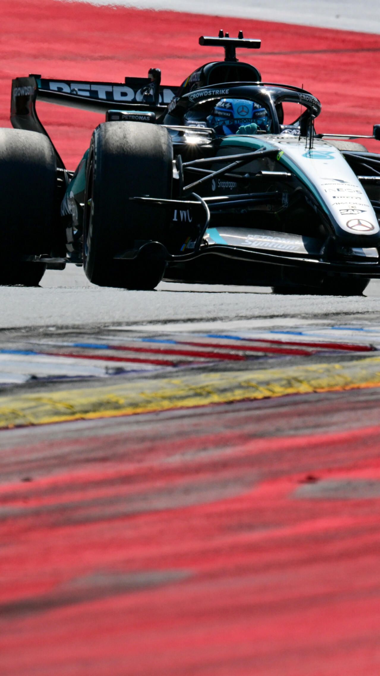 1279x2275 Russell holds off Verstappen to win Austrian Grand Prix