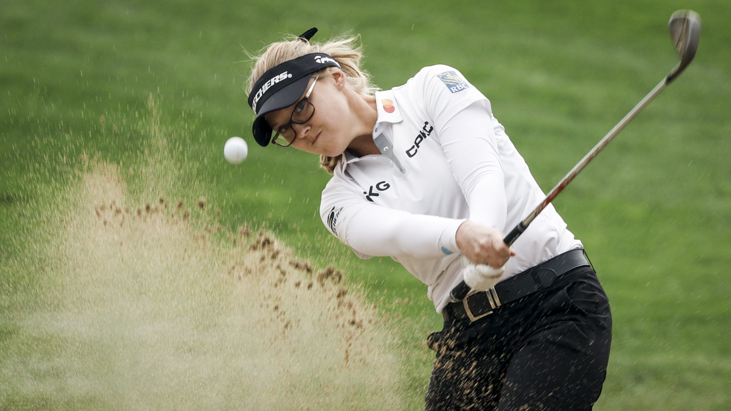 2560x1440 Brooke Henderson battles on Day One of CPKC Women's Open and sits four shots off the lead