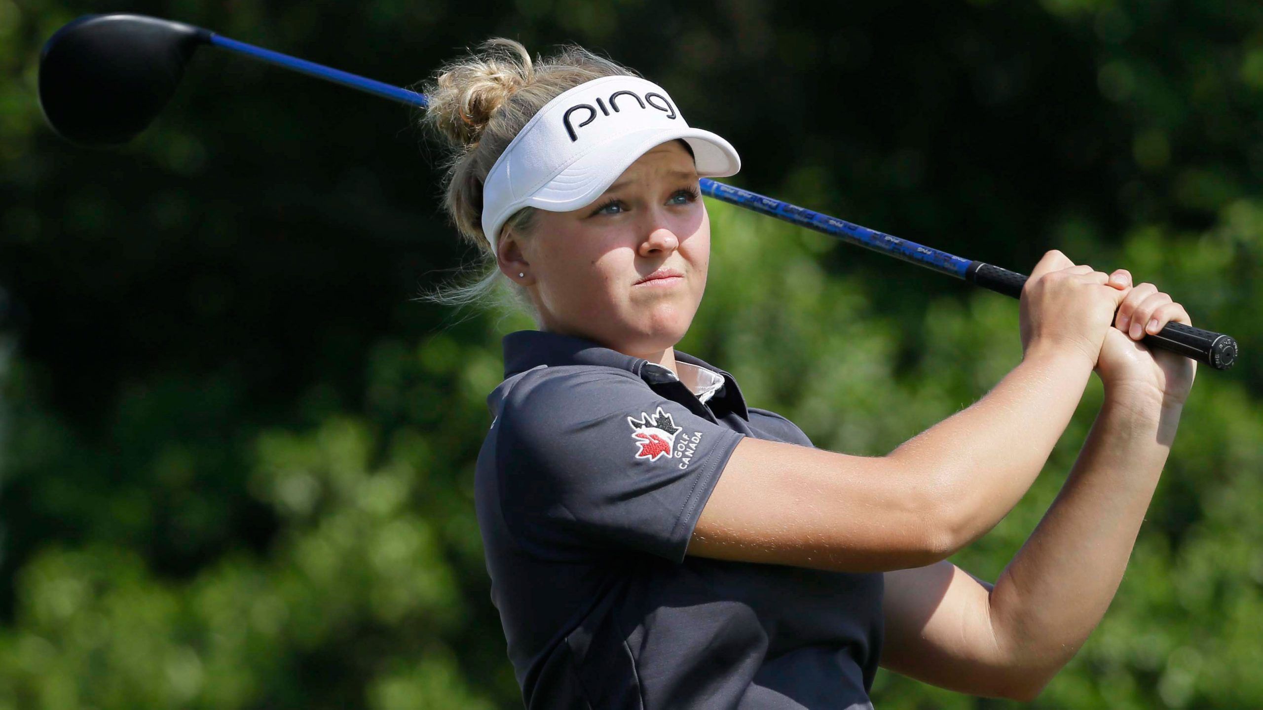 2560x1440 Brooke Henderson showing off sweet swing