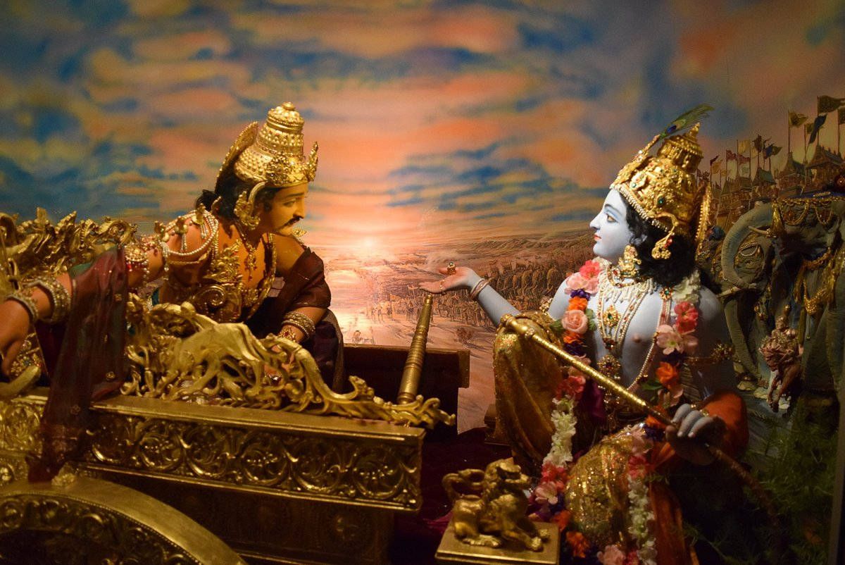 1200x802 Bhagavad Gita Lord Krishna And Prince Arjuna Statue Wallpaper