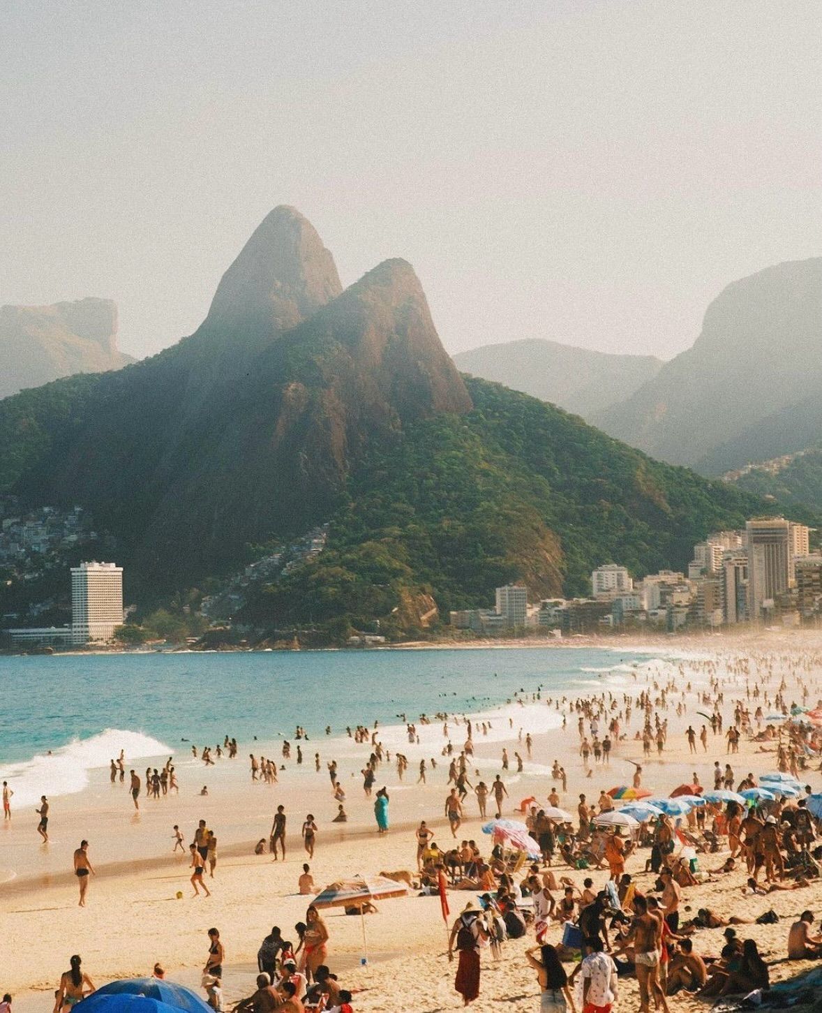1178x1451 Lockscreen Wallpaper Background Comme Des Garcons Many People Are On The Beach And Some Have Umbrellas In Front Of Mountain Peaks