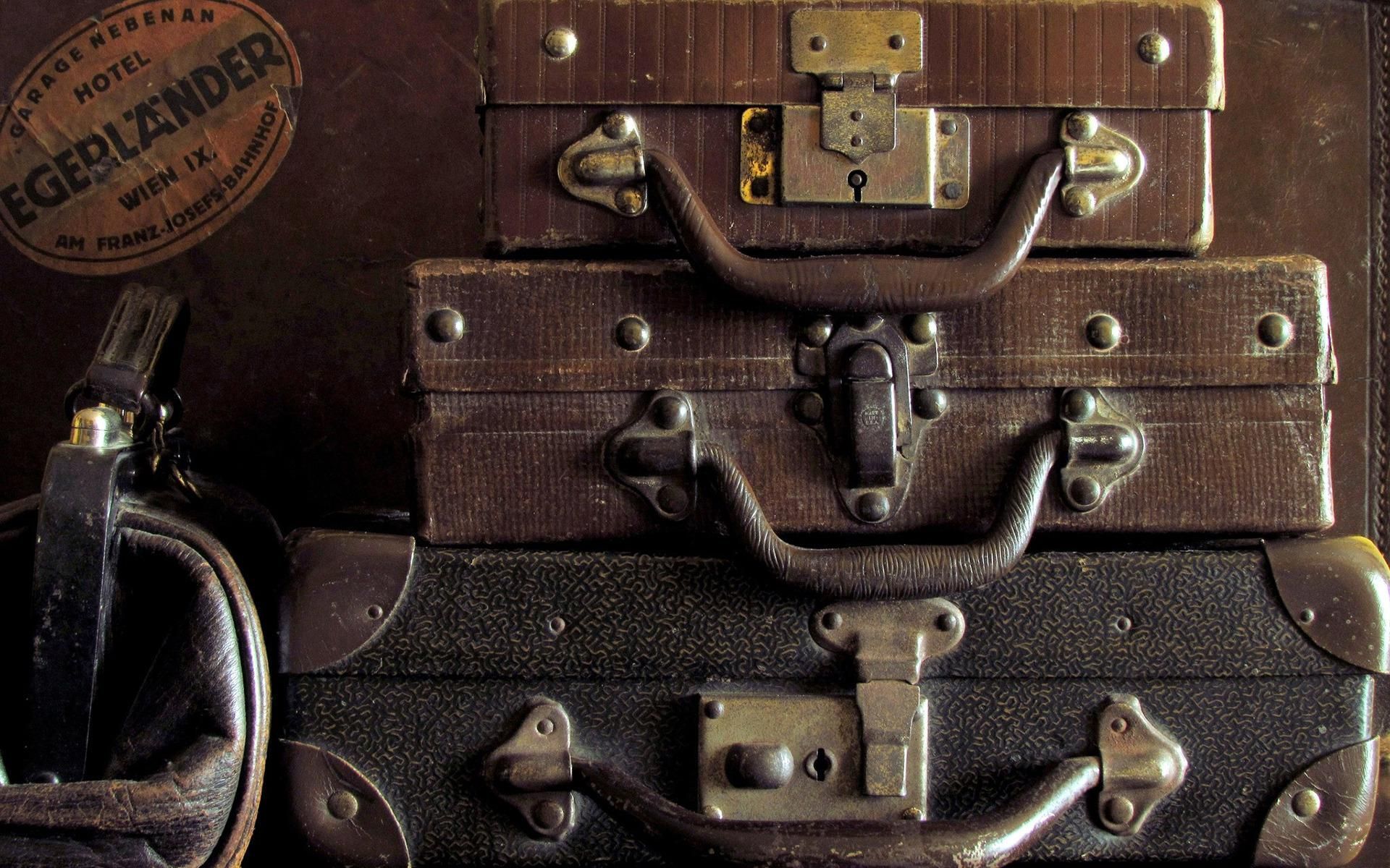 1920x1200 Suitcase Wallpaper