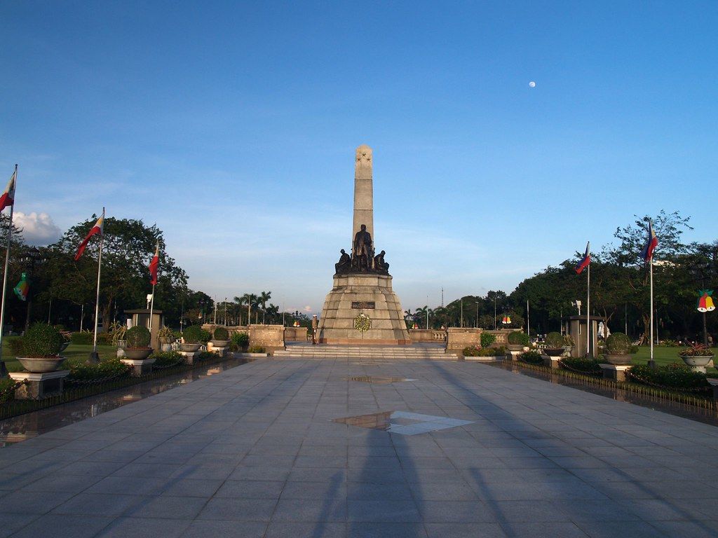 1024x768 Rizal Monument. From a very common angle. Love the colors a