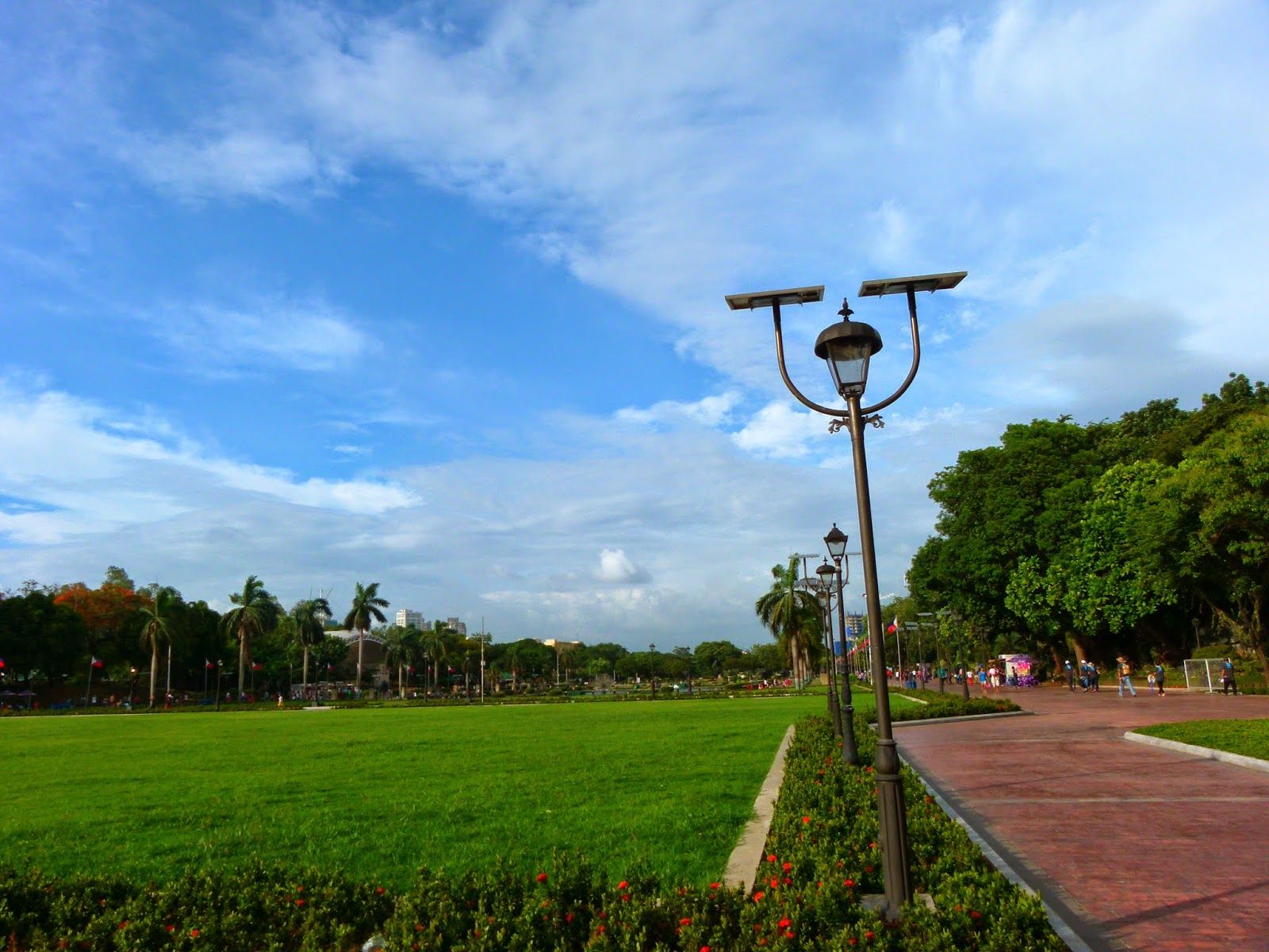 1600x1200 SUNDAY TRIP: LUNETA PARK