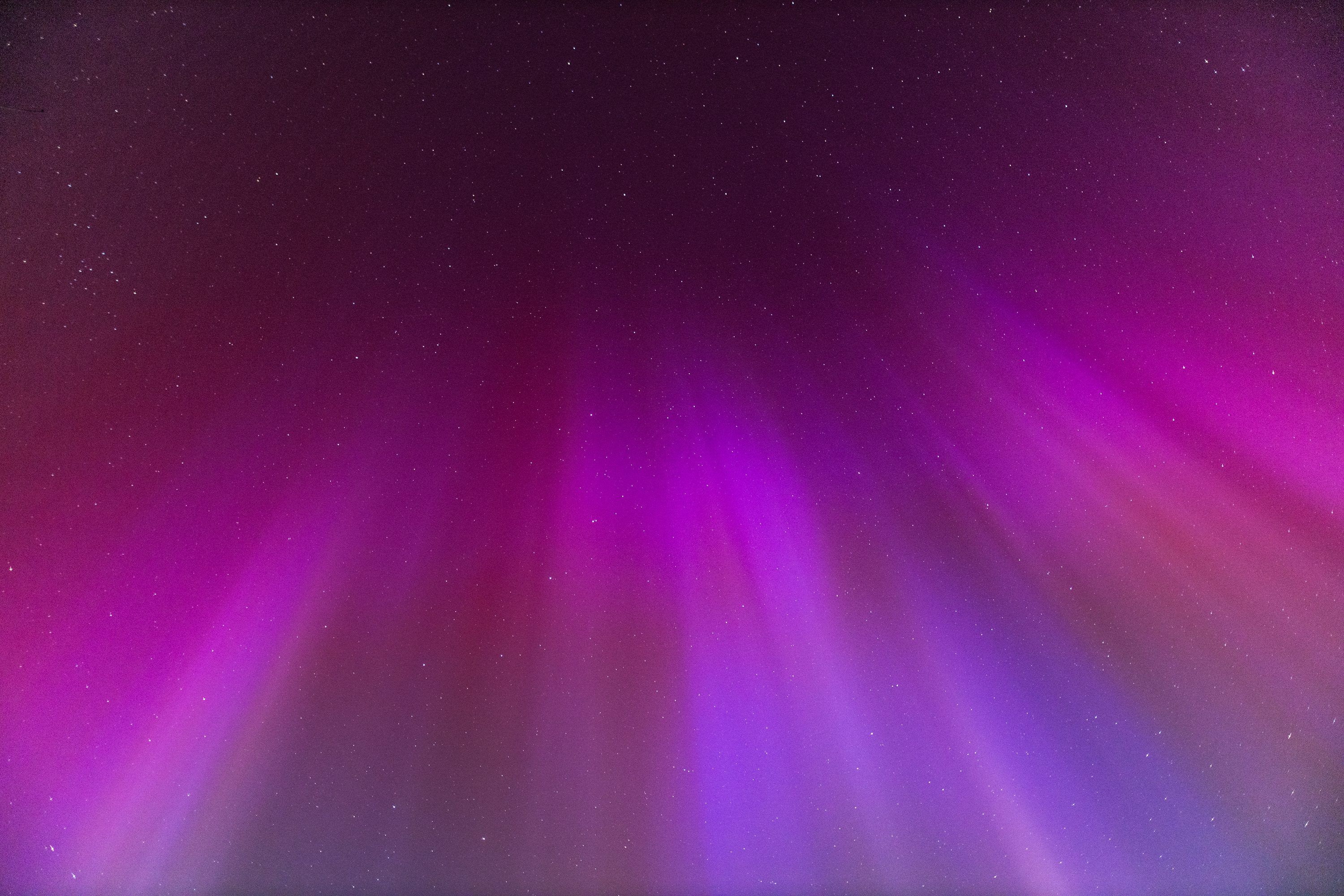 3000x2000 A purple background with bright beams of light photo
