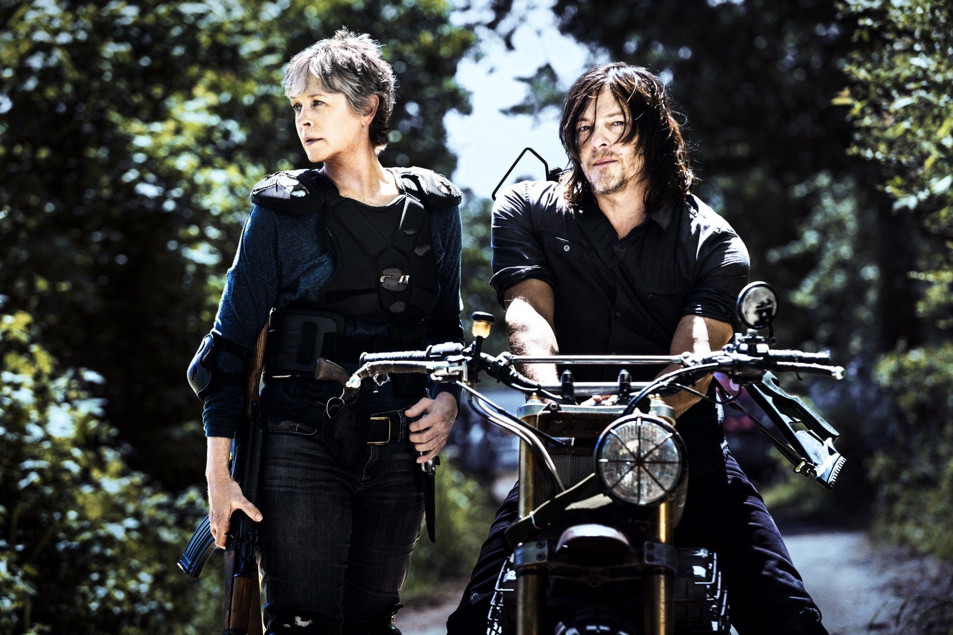 1920x1281 The Walking Dead 4K: Carol & Daryl Ready for Action Wallpaperx3003