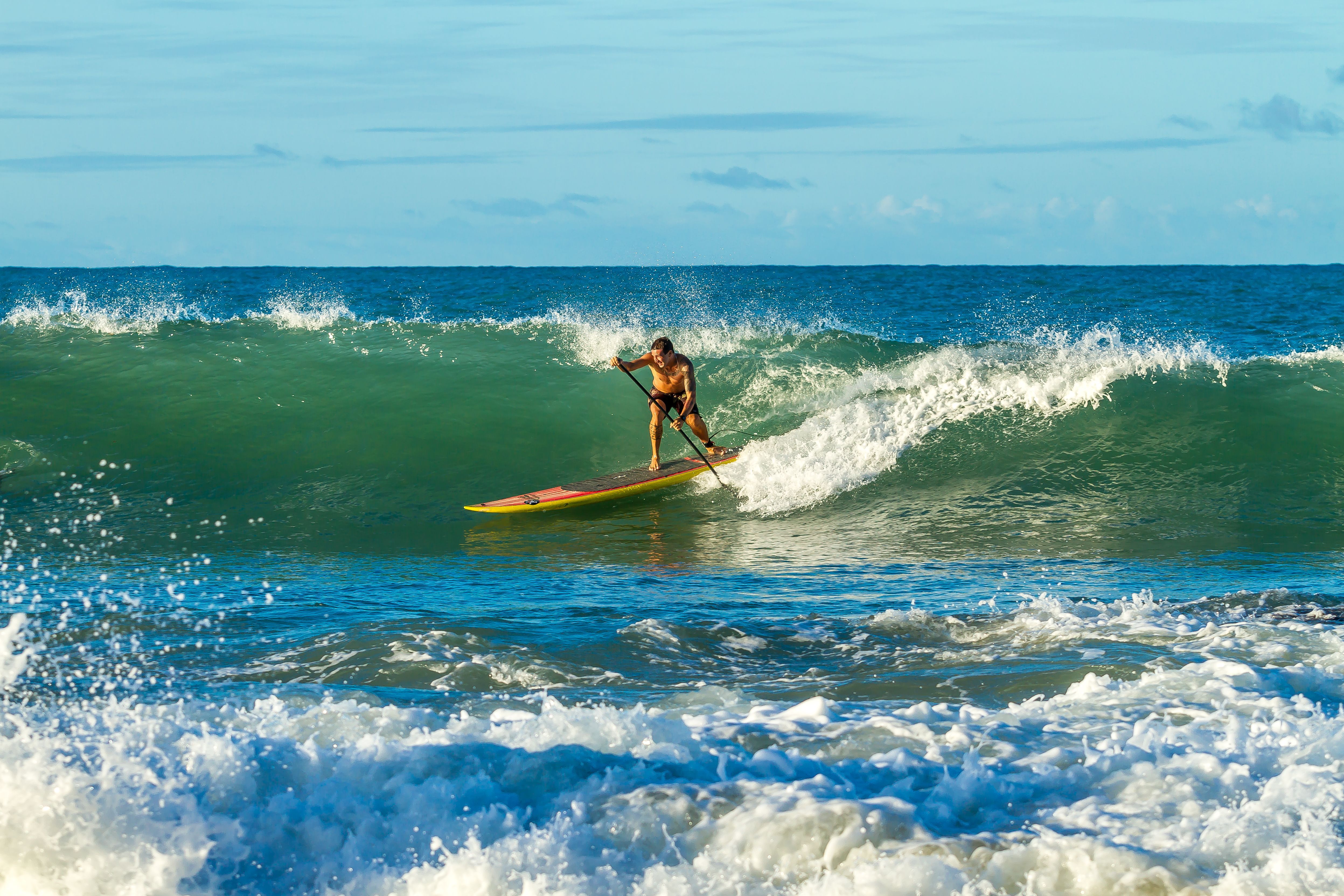 4990x3327 A Paddleboarder Riding the Sea Waves · Free
