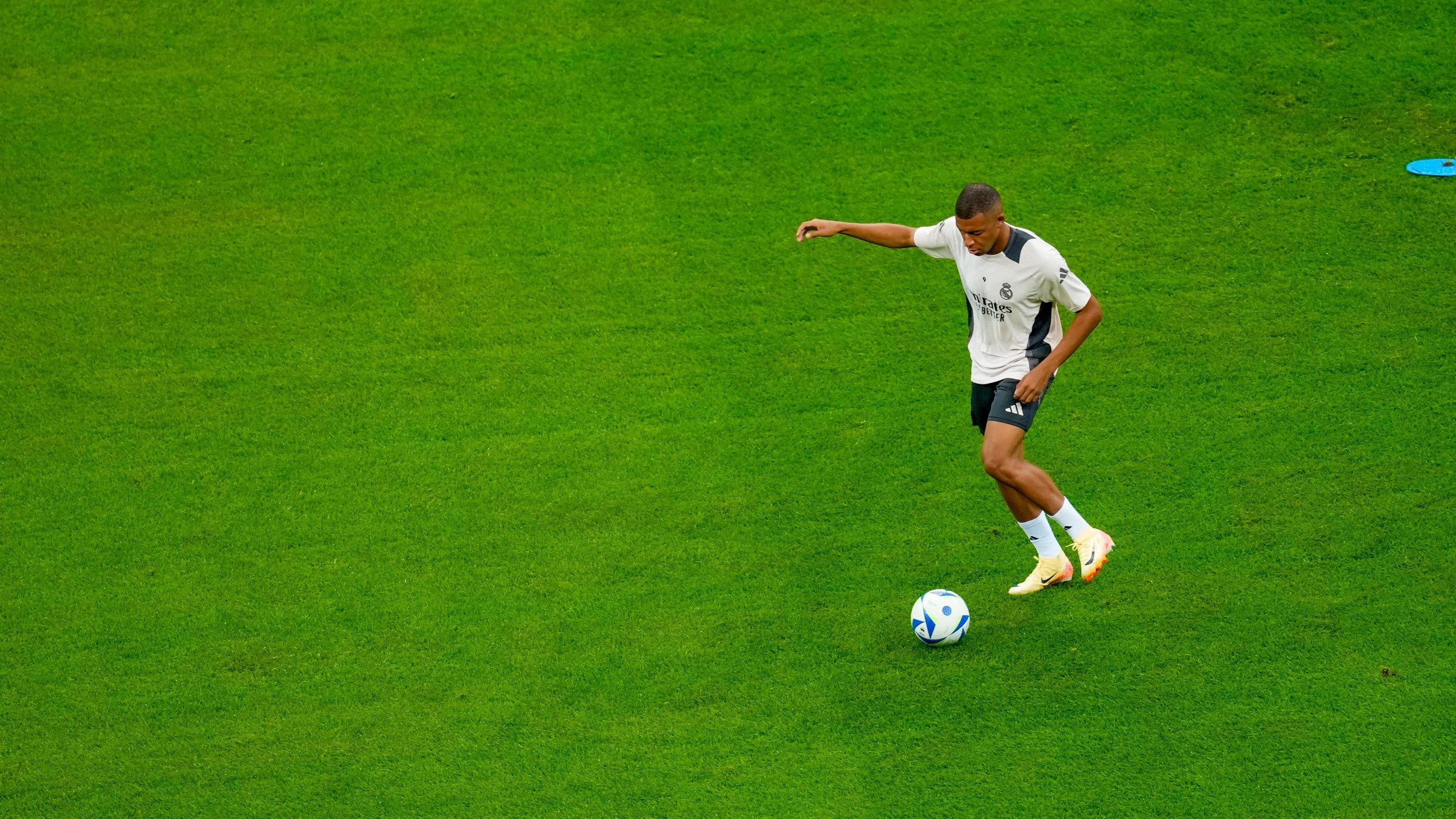 2560x1440 Mbappé makes Madrid heavy favorite to repeat as Spanish league champion for 1st time in 17 years. KRQE News 13