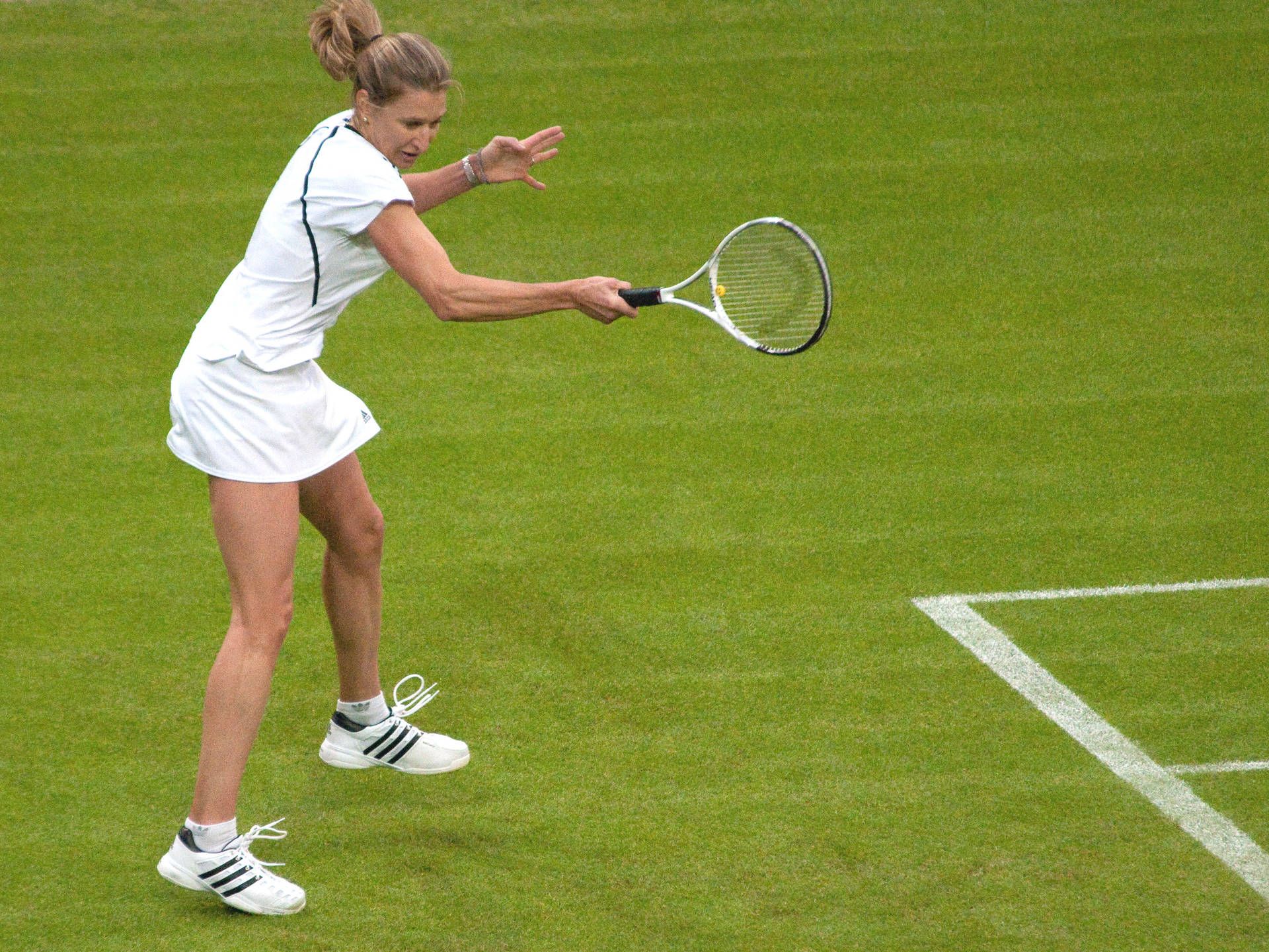 1920x1441 Download Steffi Graf in action on the tennis court Wallpaper