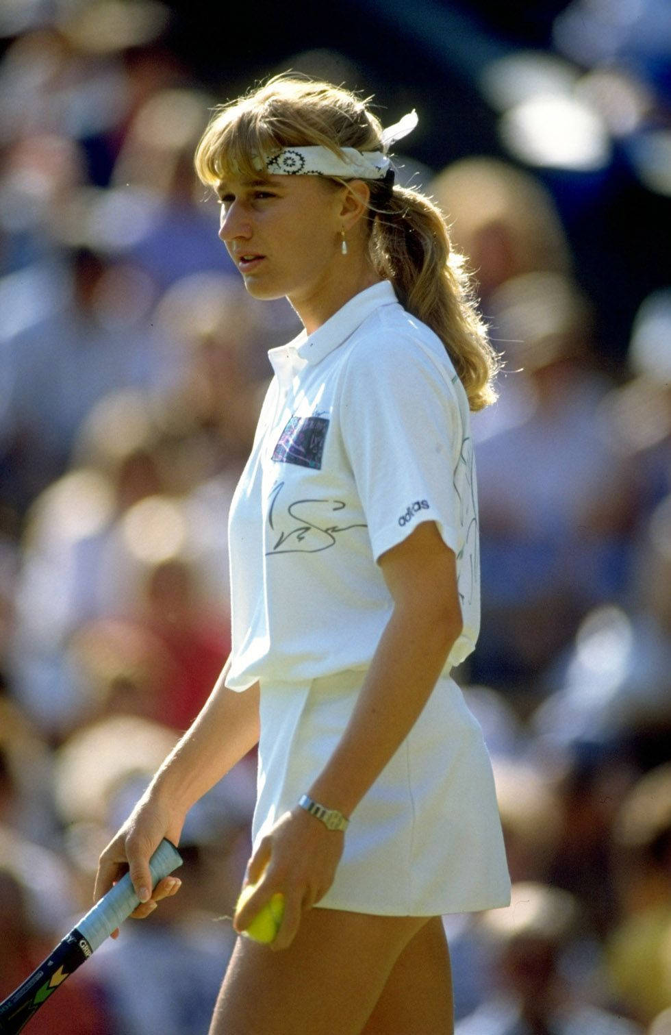 980x1511 Young Steffi Graf Standing Wallpaper