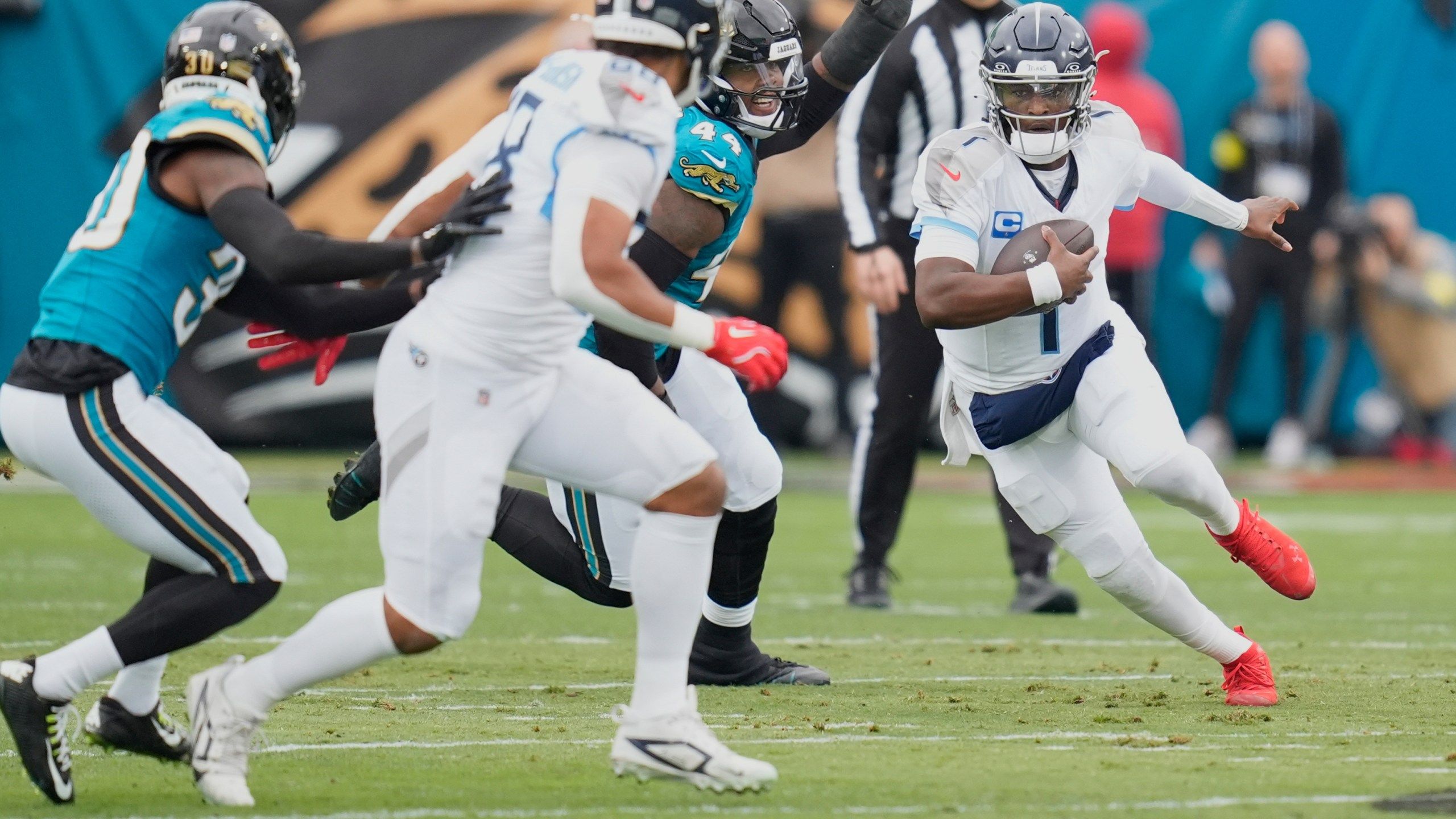 2560x1440 Titans QB Cam Ward Leaves Season Finale At Jaguars With Right Shoulder Injury. Eyewitness News (WEHT WTVW)