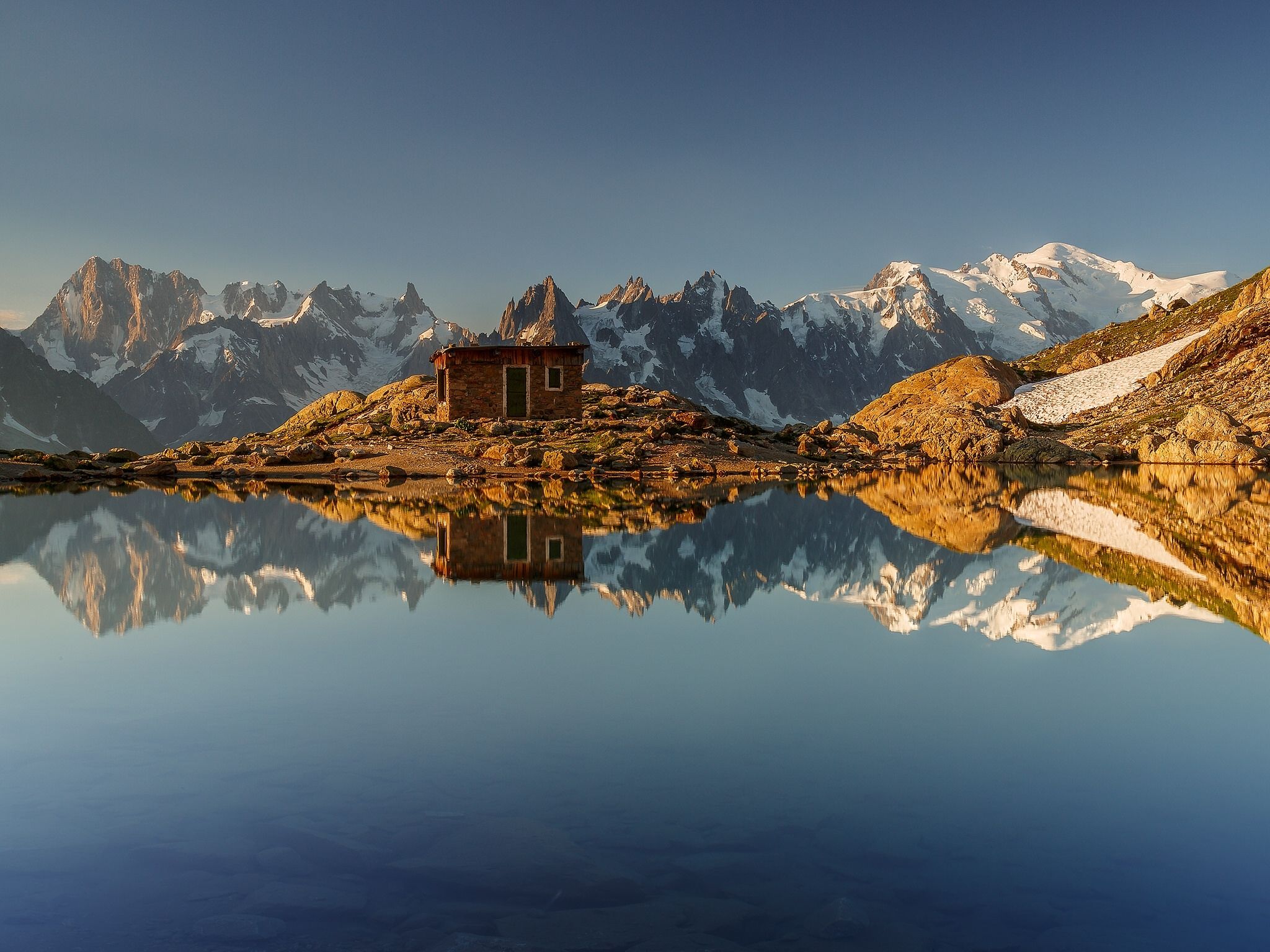2048x1536 Wallpaper mountains, lake, reflection, France, Alps, hut, France, Alps for mobile and desktop, section пейзажи, resolution 2048x1536