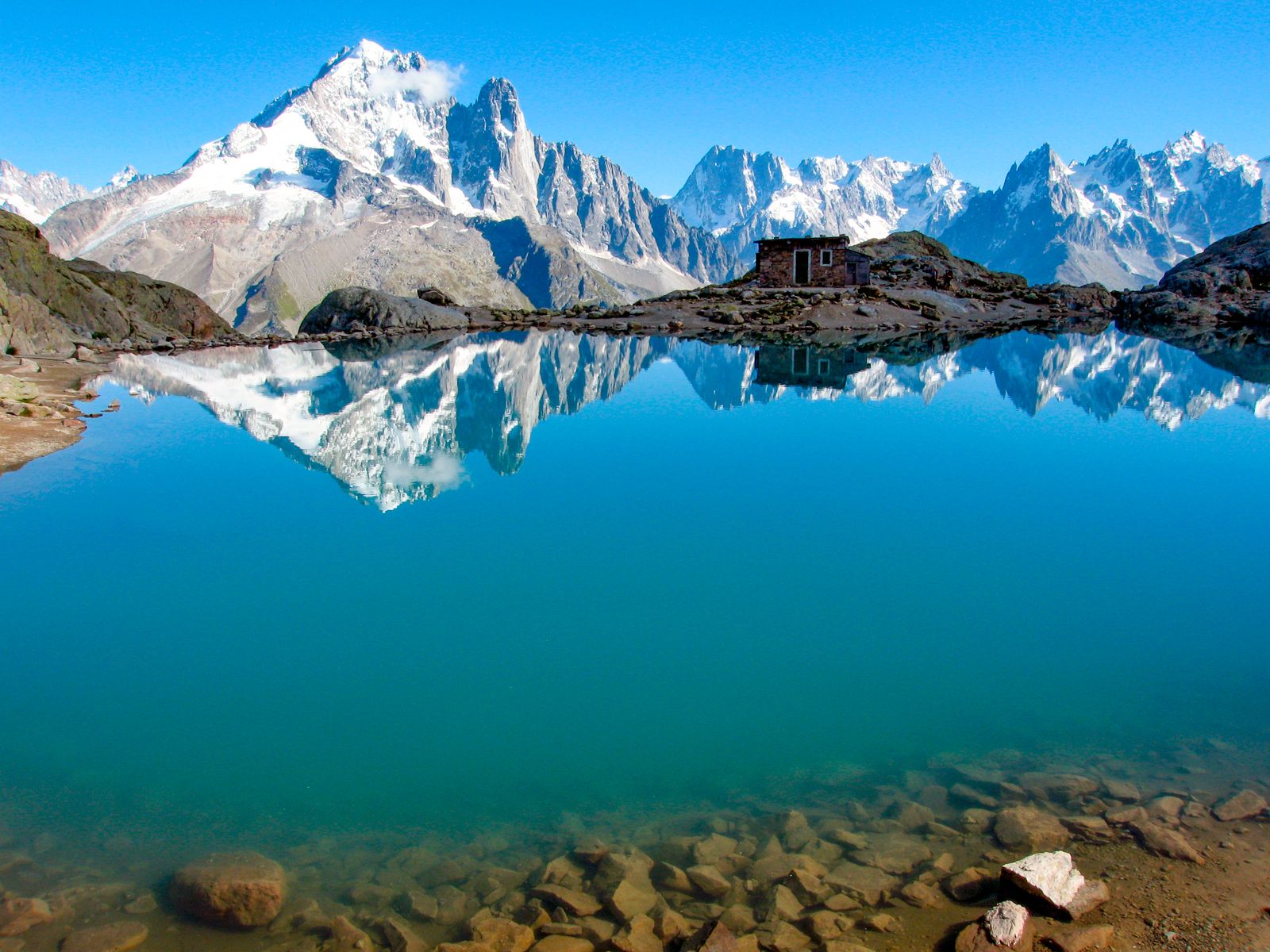 1600x1200 A stunning alpine panorama from Lac Blanc in Chamonix. Hiking the World