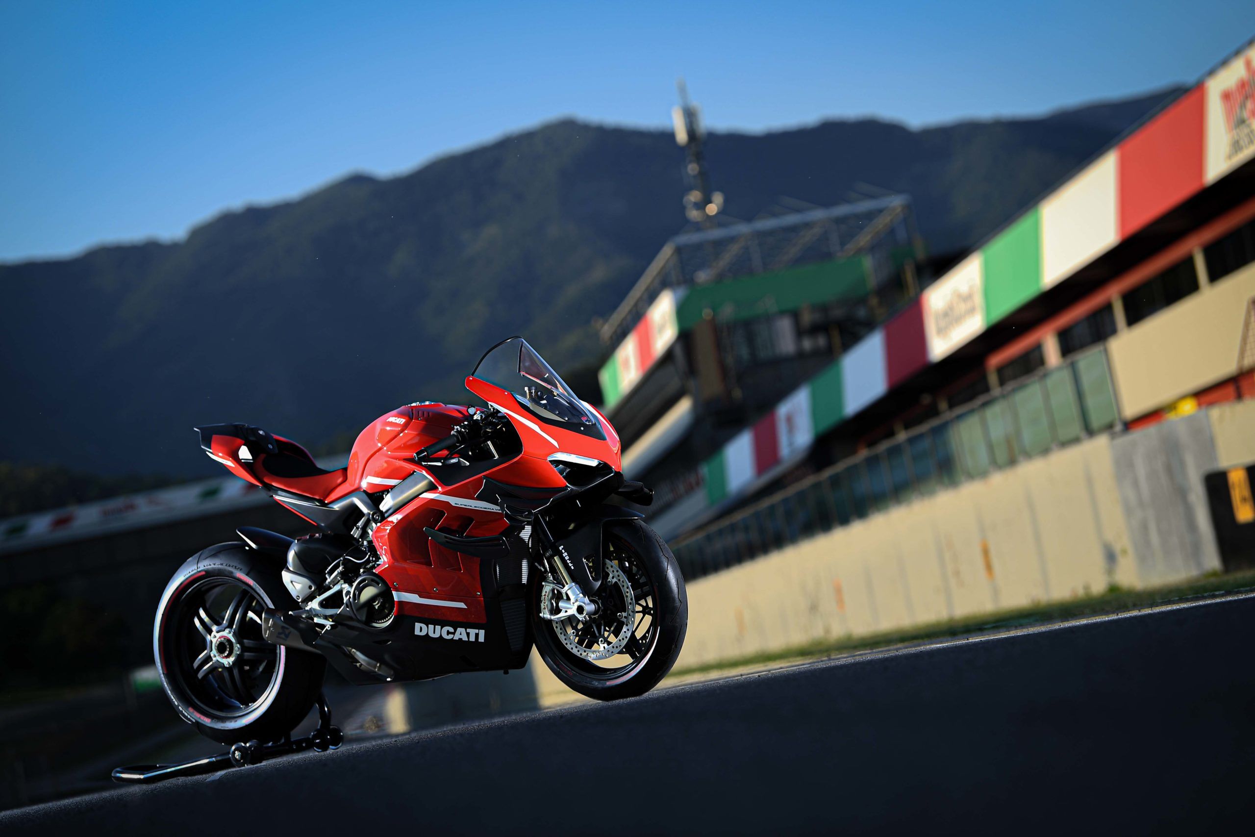 2560x1707 XXX: Too Many Hi Res Photo Of The Ducati Superleggera V4 & Rubber