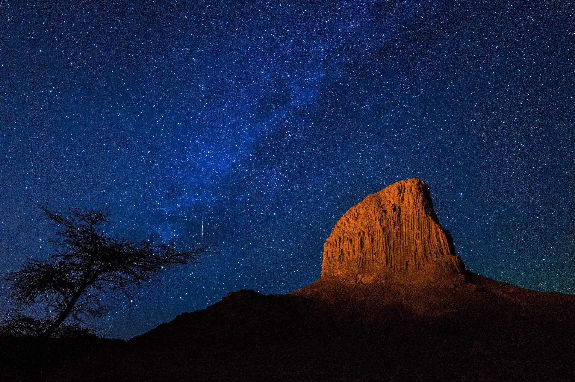 1920x1276 4K Ultra HD Wallpaper: Milky Way Over Hoggar Mountains, Saharax3079