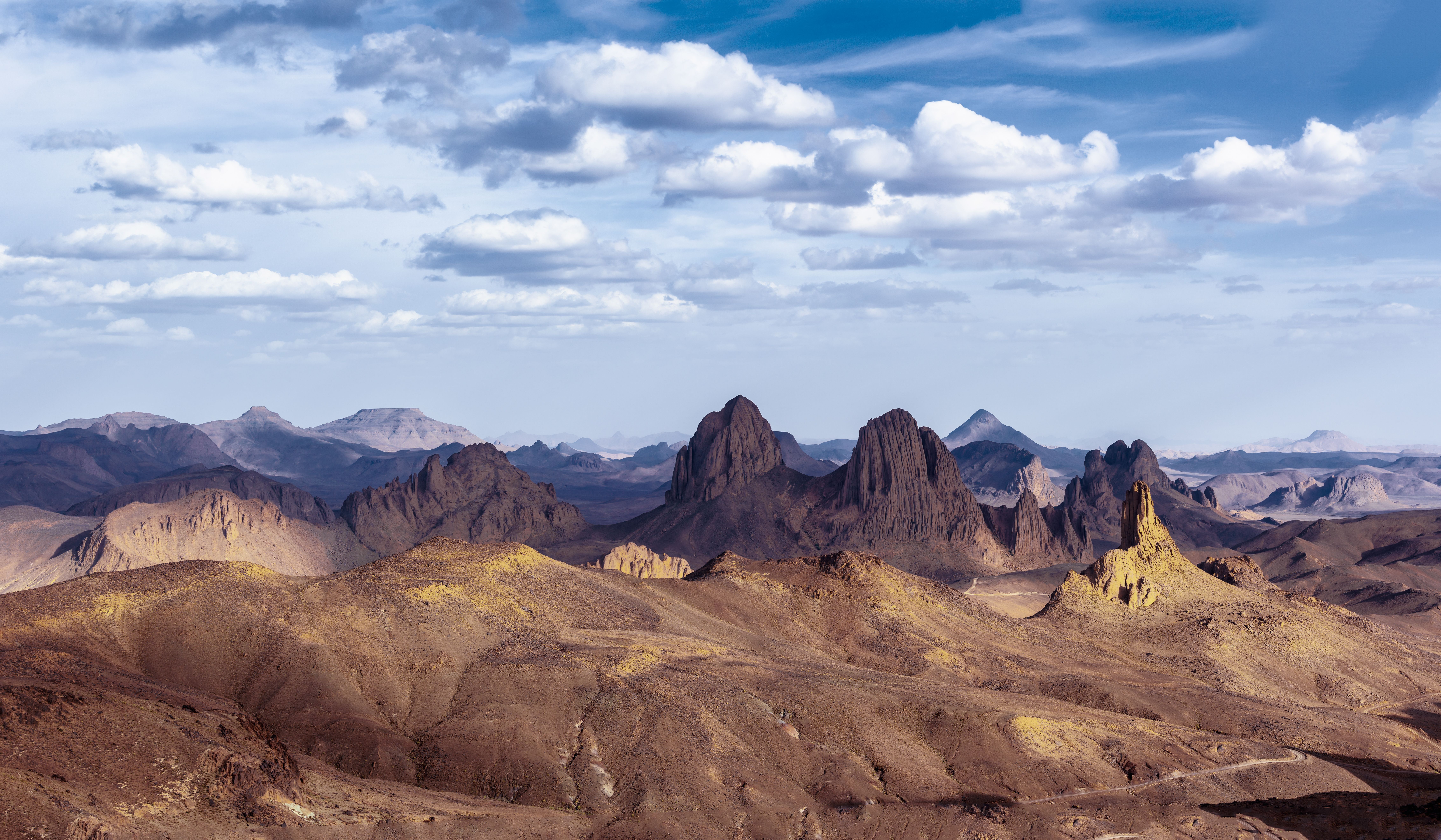 9058x5282 Hoggar · Free