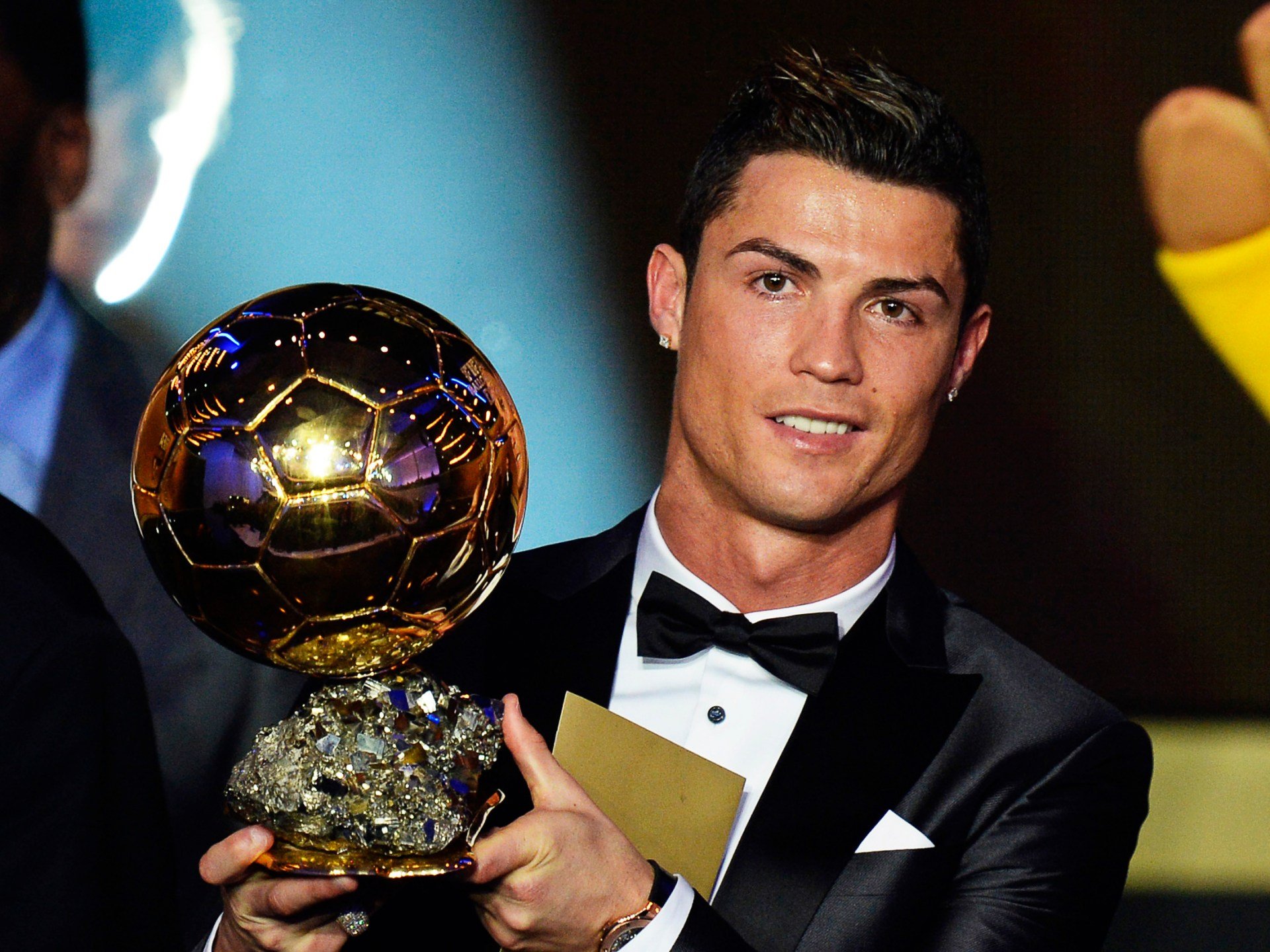 1920x1440 Ronaldo pips Messi to Ballon d'Or award