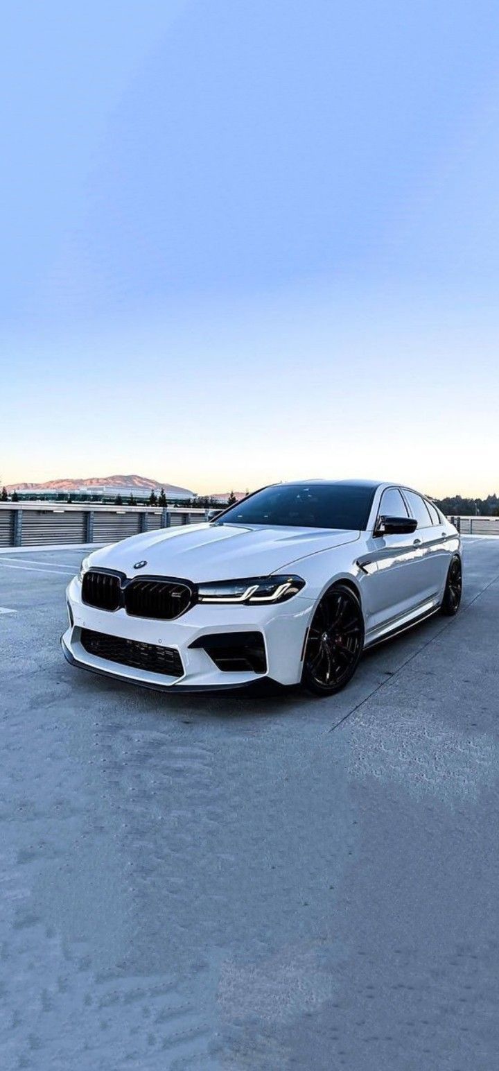 720x1544 BMW M5 in Snowy Parking Lot. Mobil impian, Mobil sport