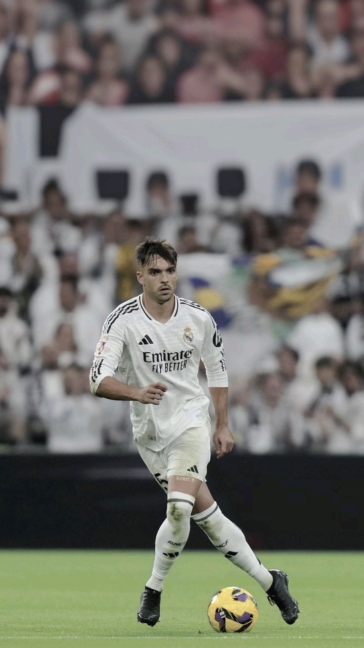 736x1308 Raul Asencio