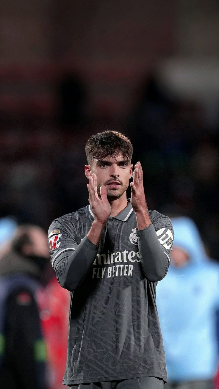 736x1308 Raul Asencio