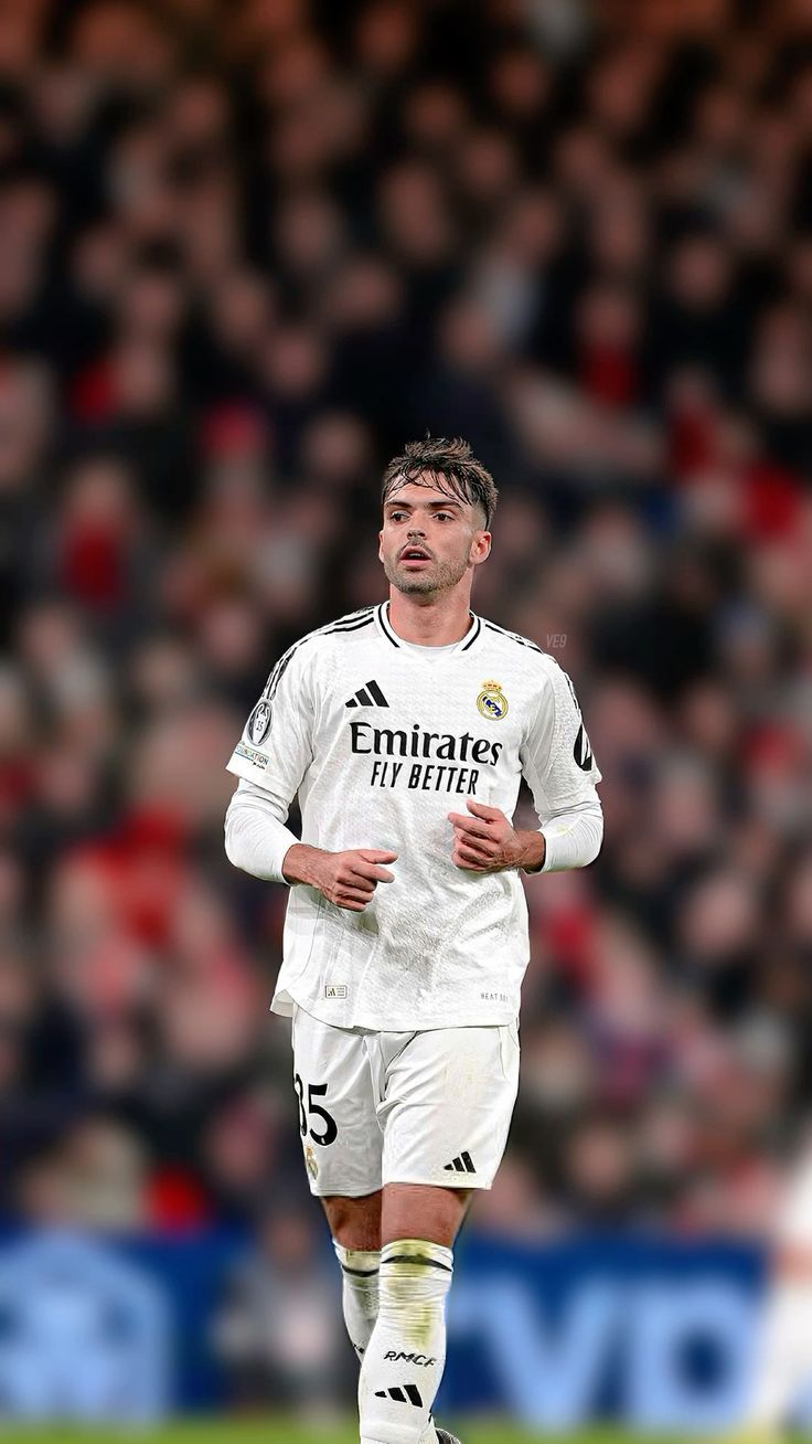 736x1308 Raul Asencio