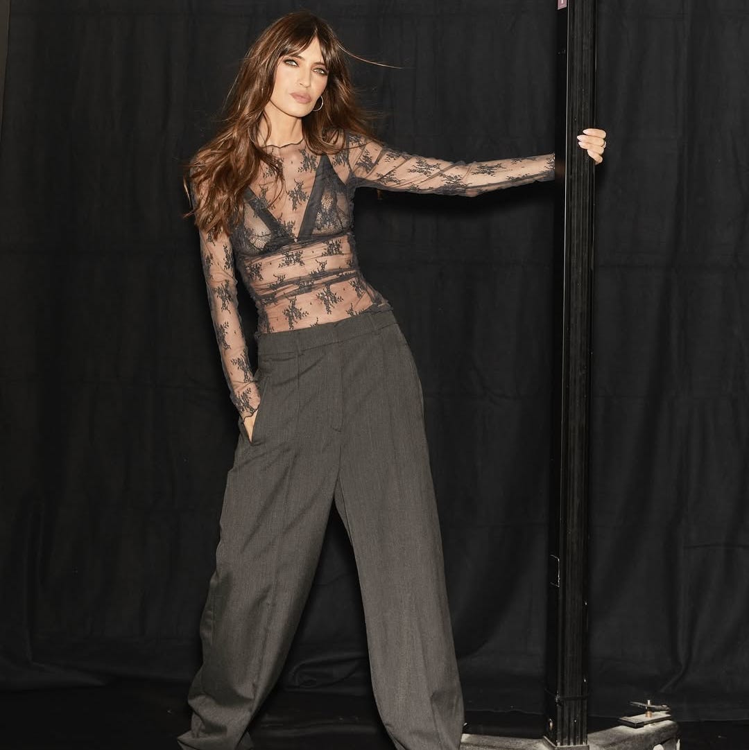 1080x1082 Sara Carbonero tiene el mejor look de camiseta de transparencias, encaje y pantalón de traje para Nochevieja