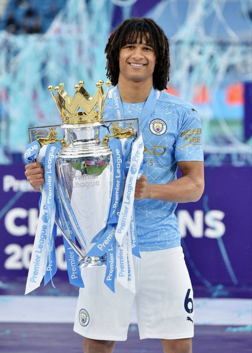 855x1200 Scarica lo sfondo del Manchestercity Nathan Ake Con Il Trofeo In Mano