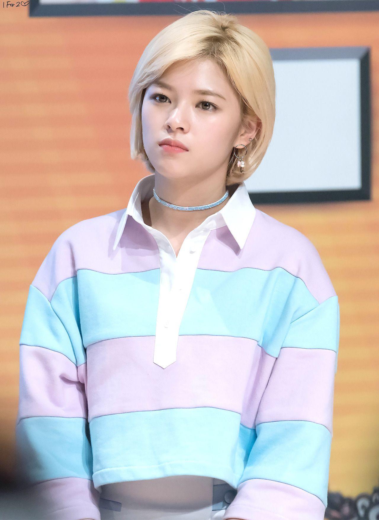 1280x1755 Jeongyeon Twice Wallpaper
