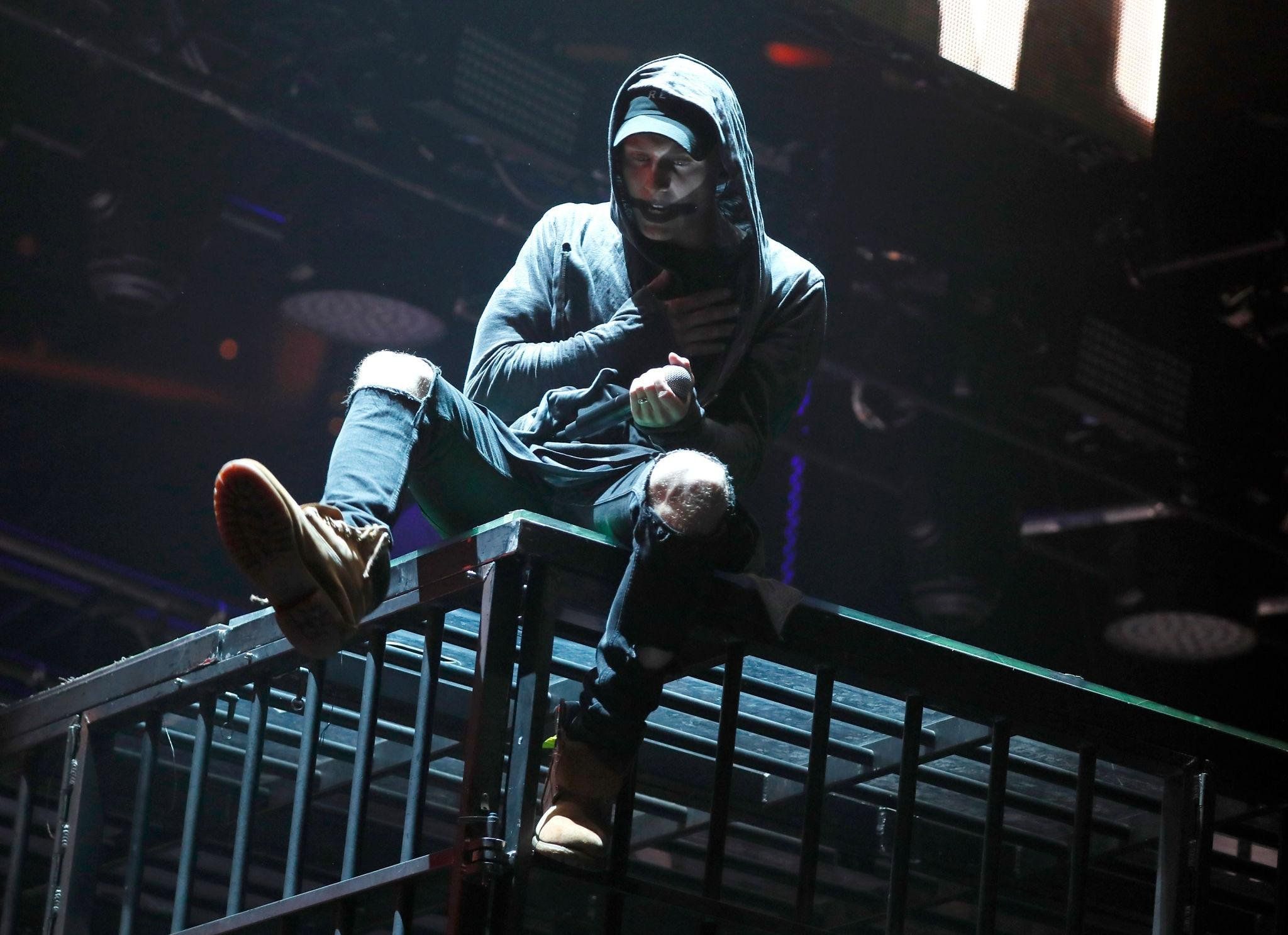 2048x1487 I'm high off the music, my head's in the clouds