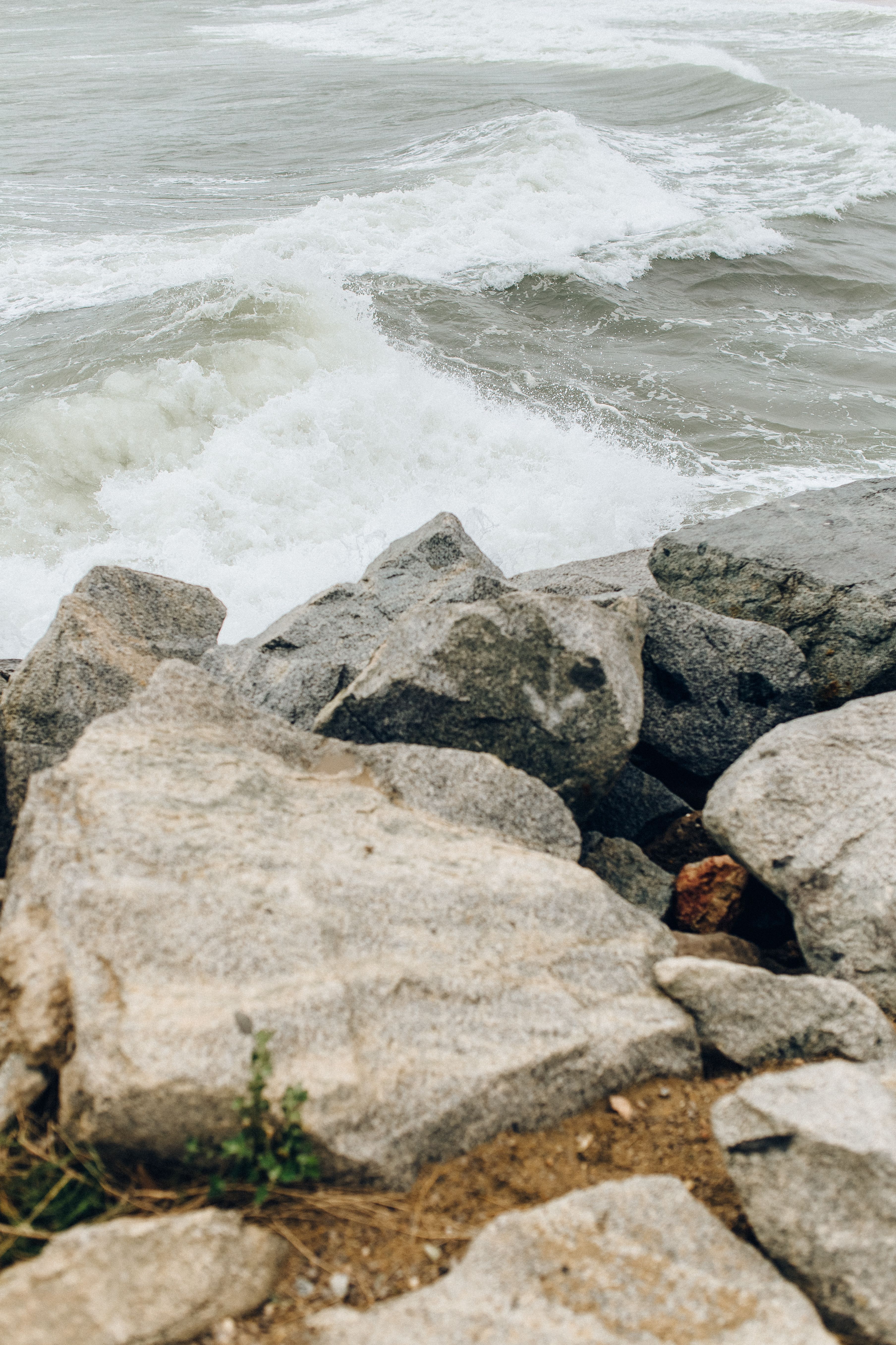 3616x5424 Sea Waves Splashing on Rocks · Free