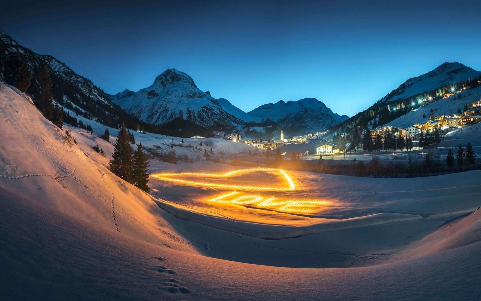 1600x1001 Wallpaper Mural art in a winter mountain village