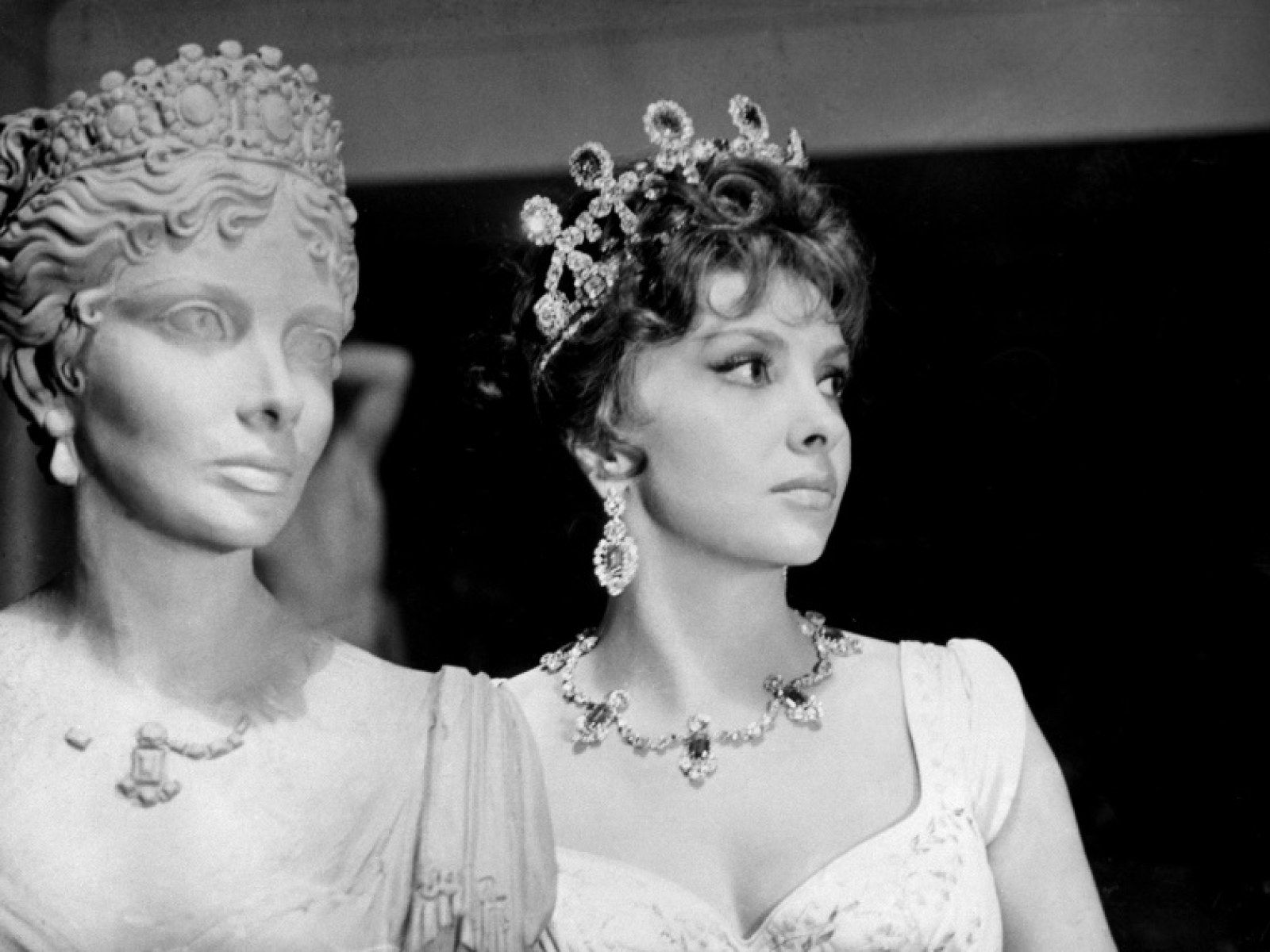 1600x1200 Lollobrigida, Italy's Wickedly Witty Screen Goddess